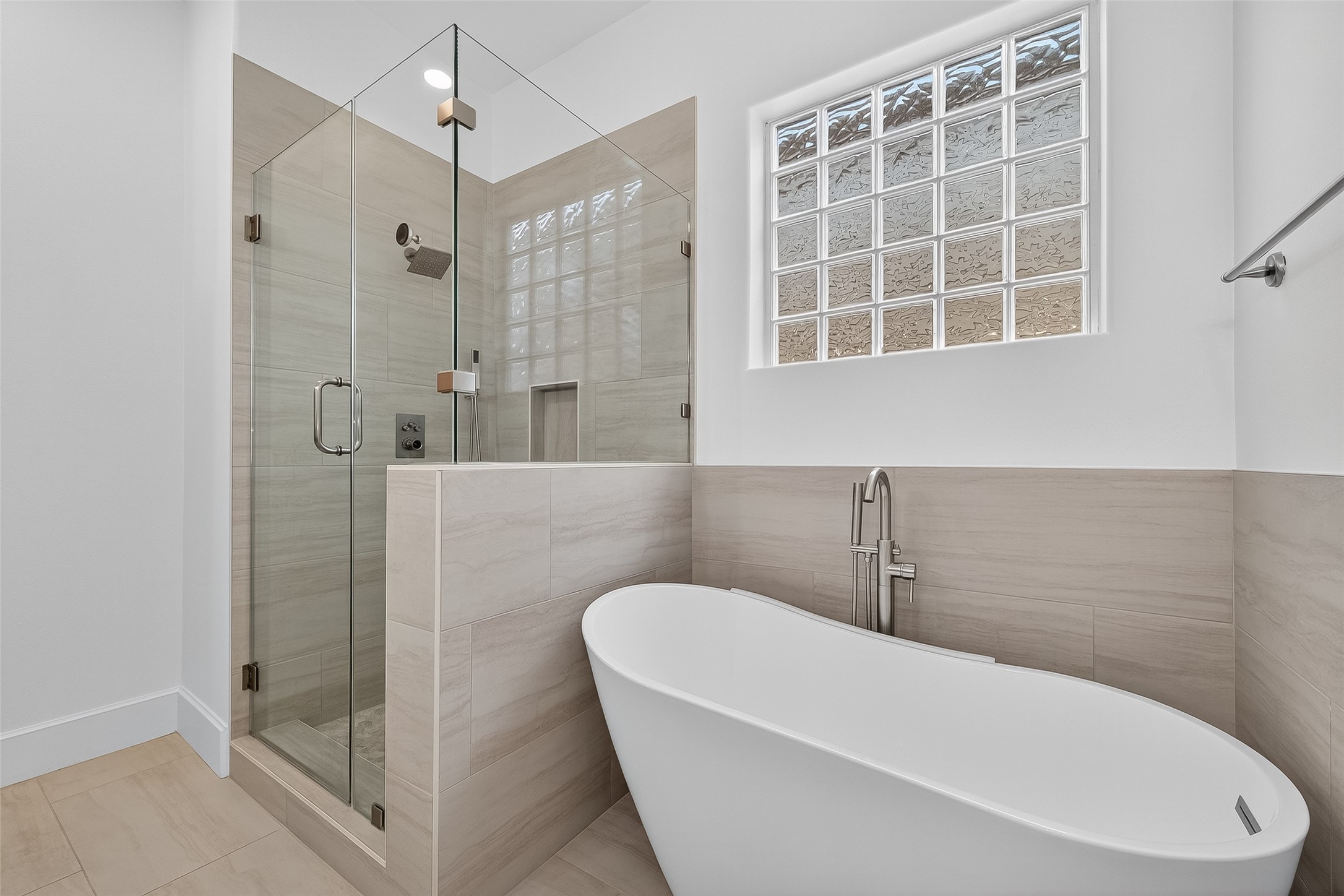 1042 W 25th Street A Property Photo 14