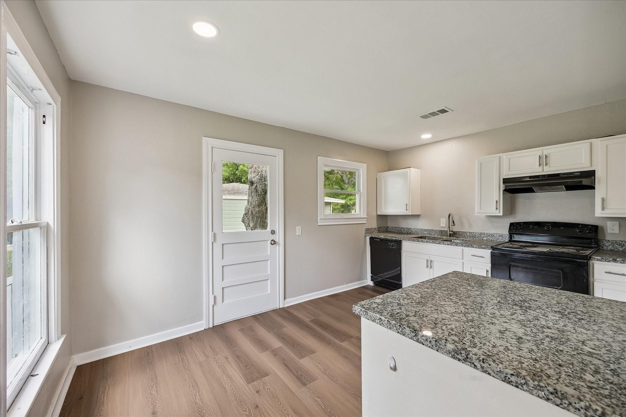 613 Winding Way Street Property Photo 4