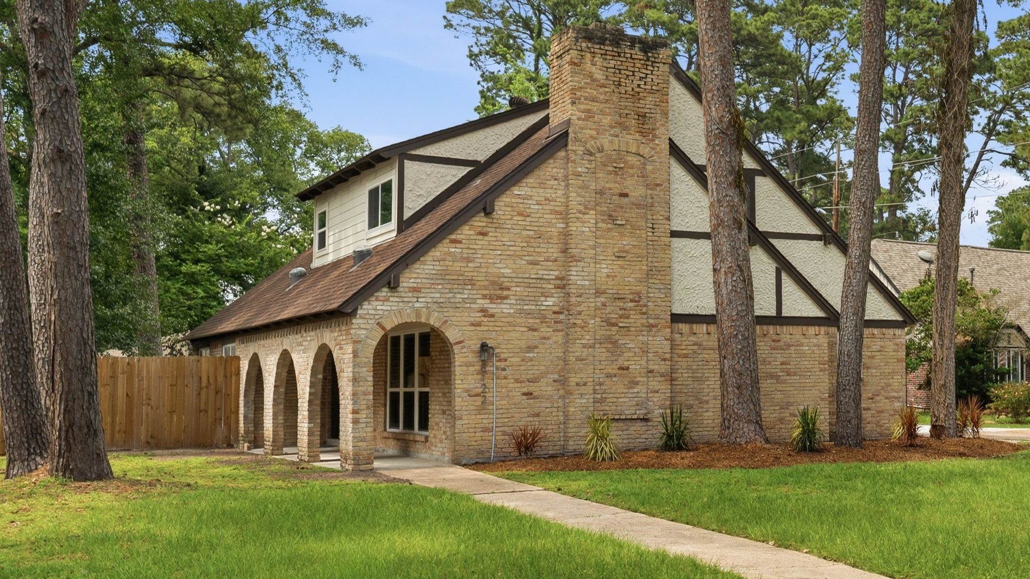 8122 Oak Moss Drive Property Photo 2