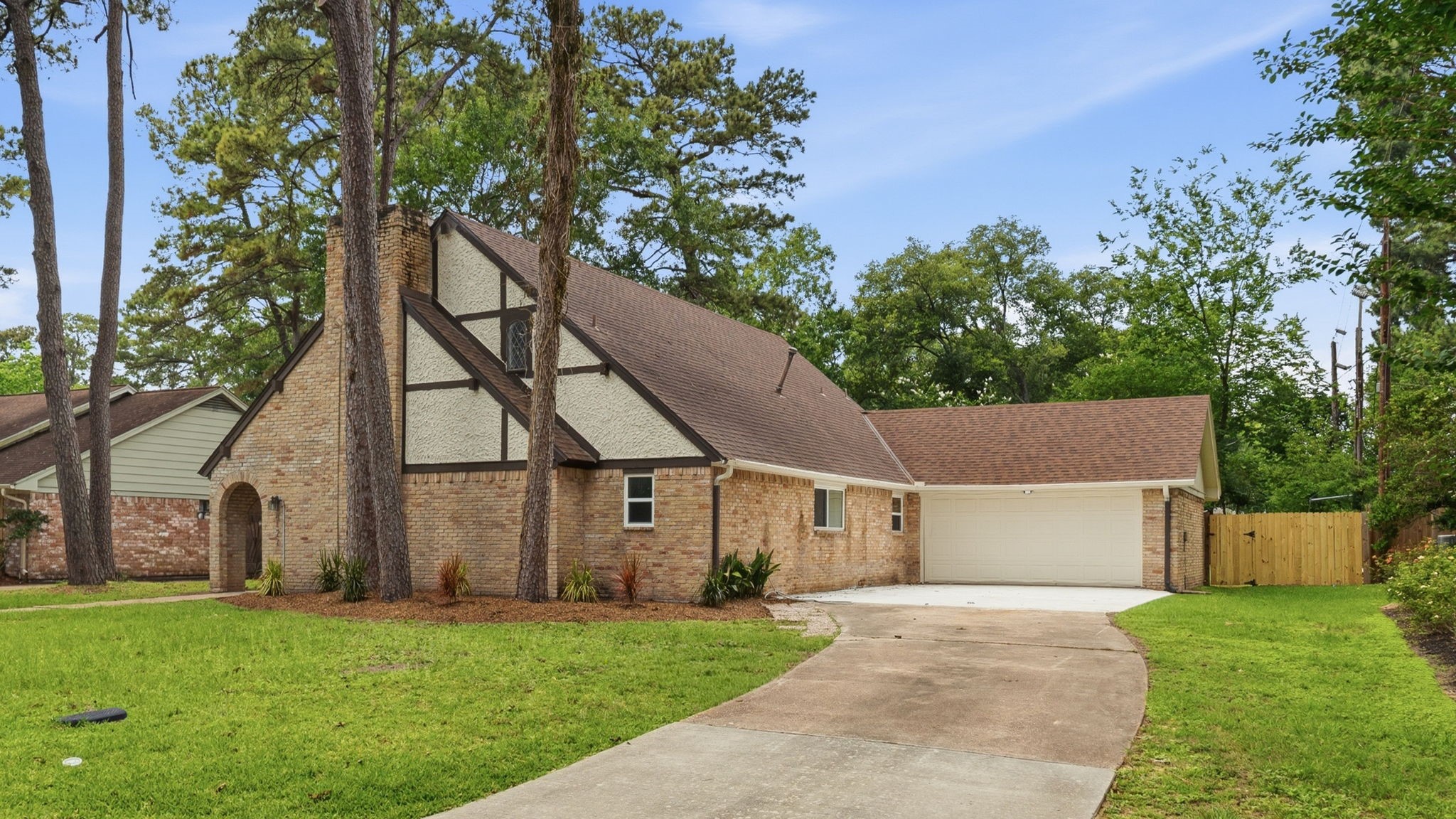 8122 Oak Moss Drive Property Photo 3