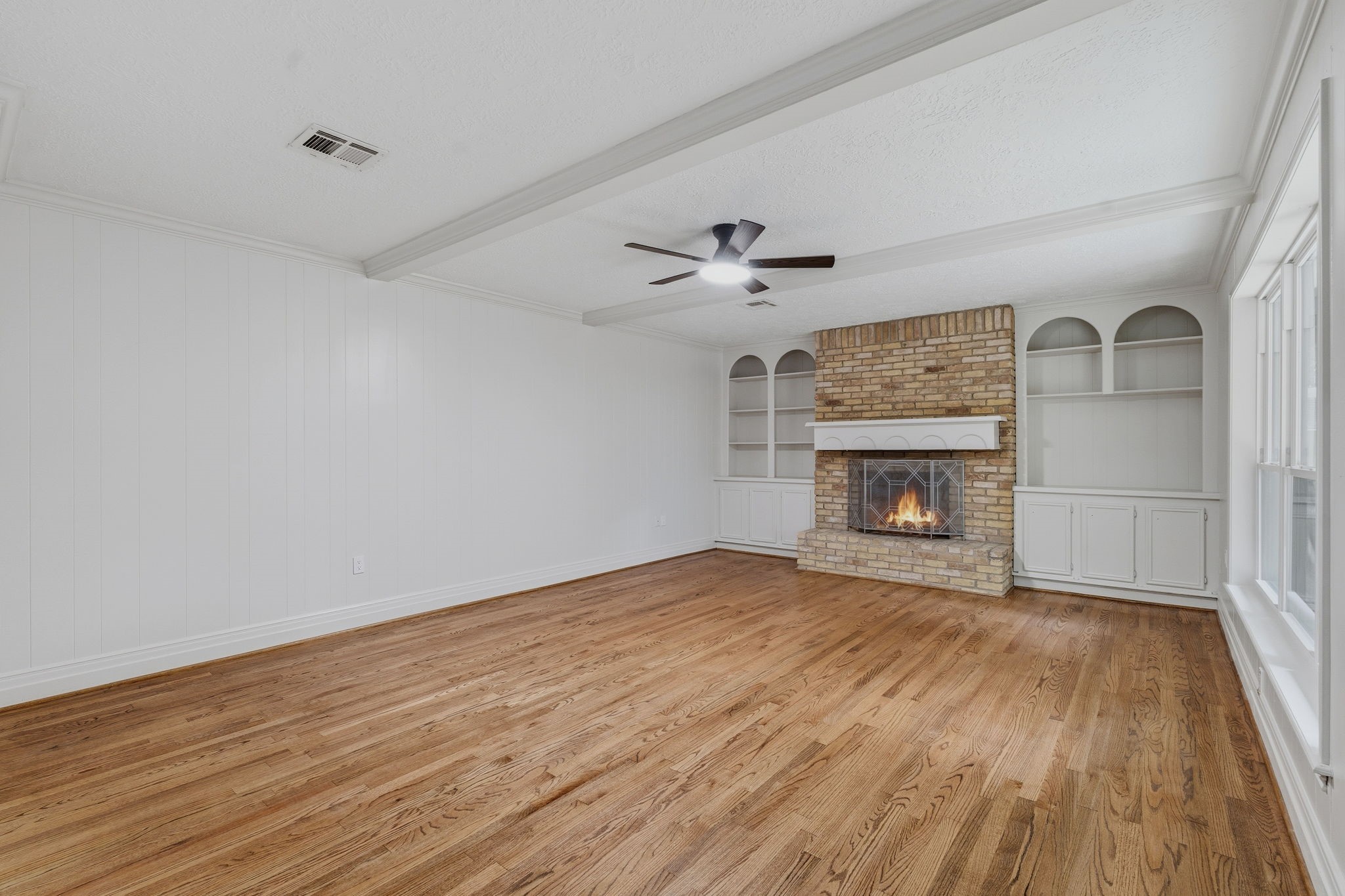 8122 Oak Moss Drive Property Photo 4