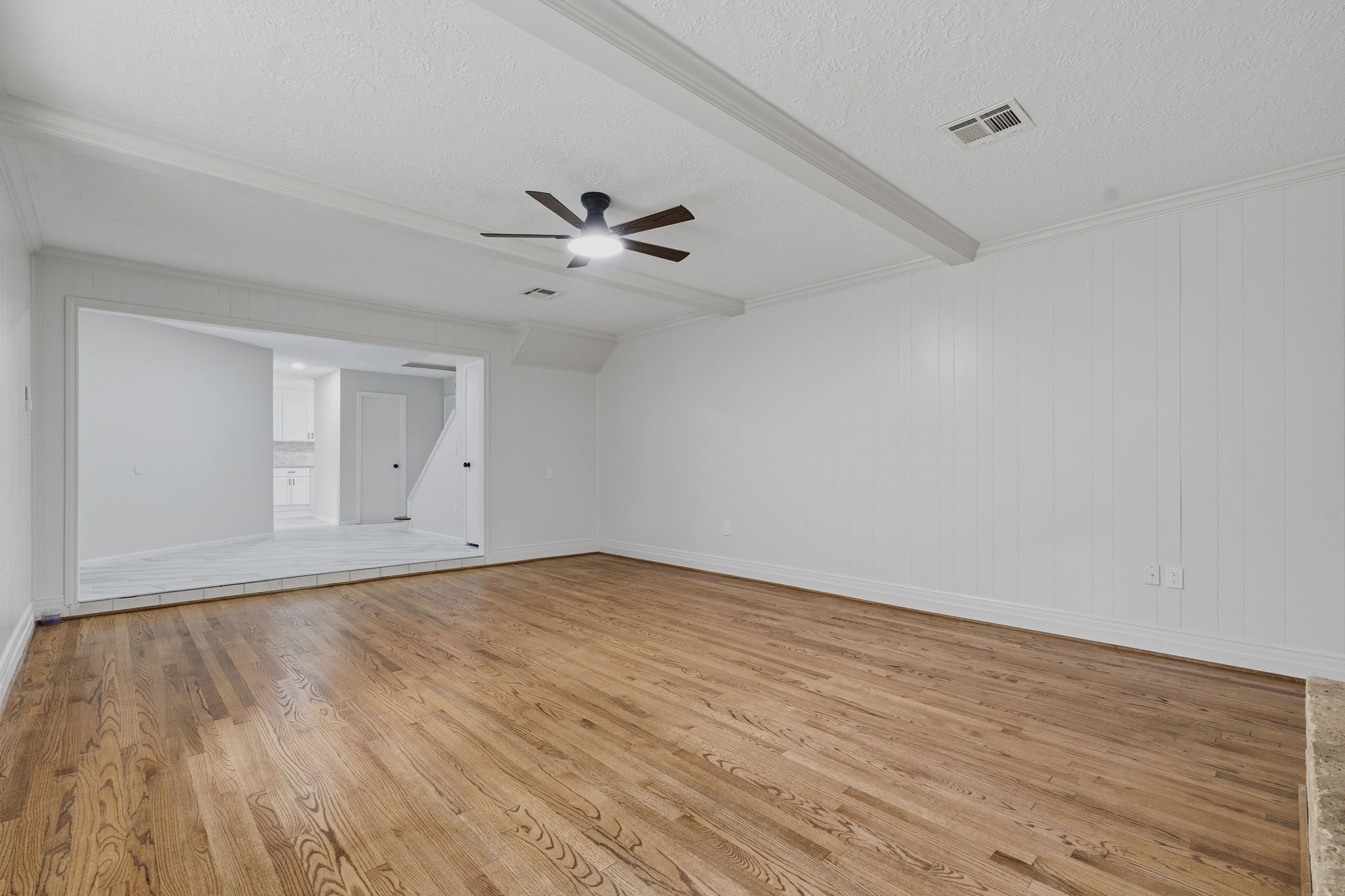 8122 Oak Moss Drive Property Photo 5