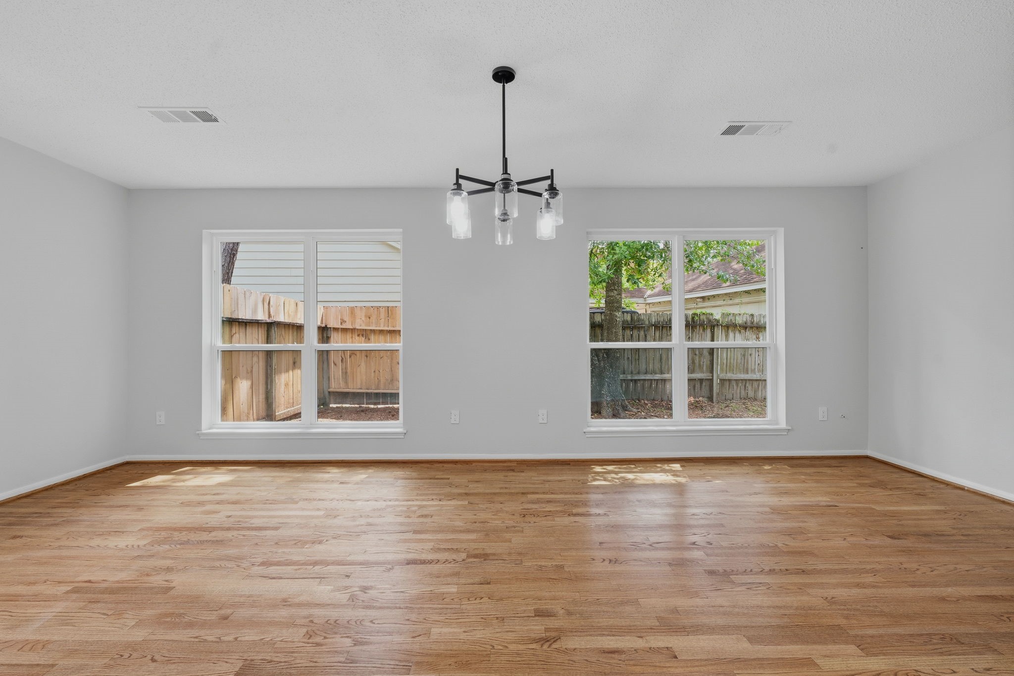 8122 Oak Moss Drive Property Photo 9