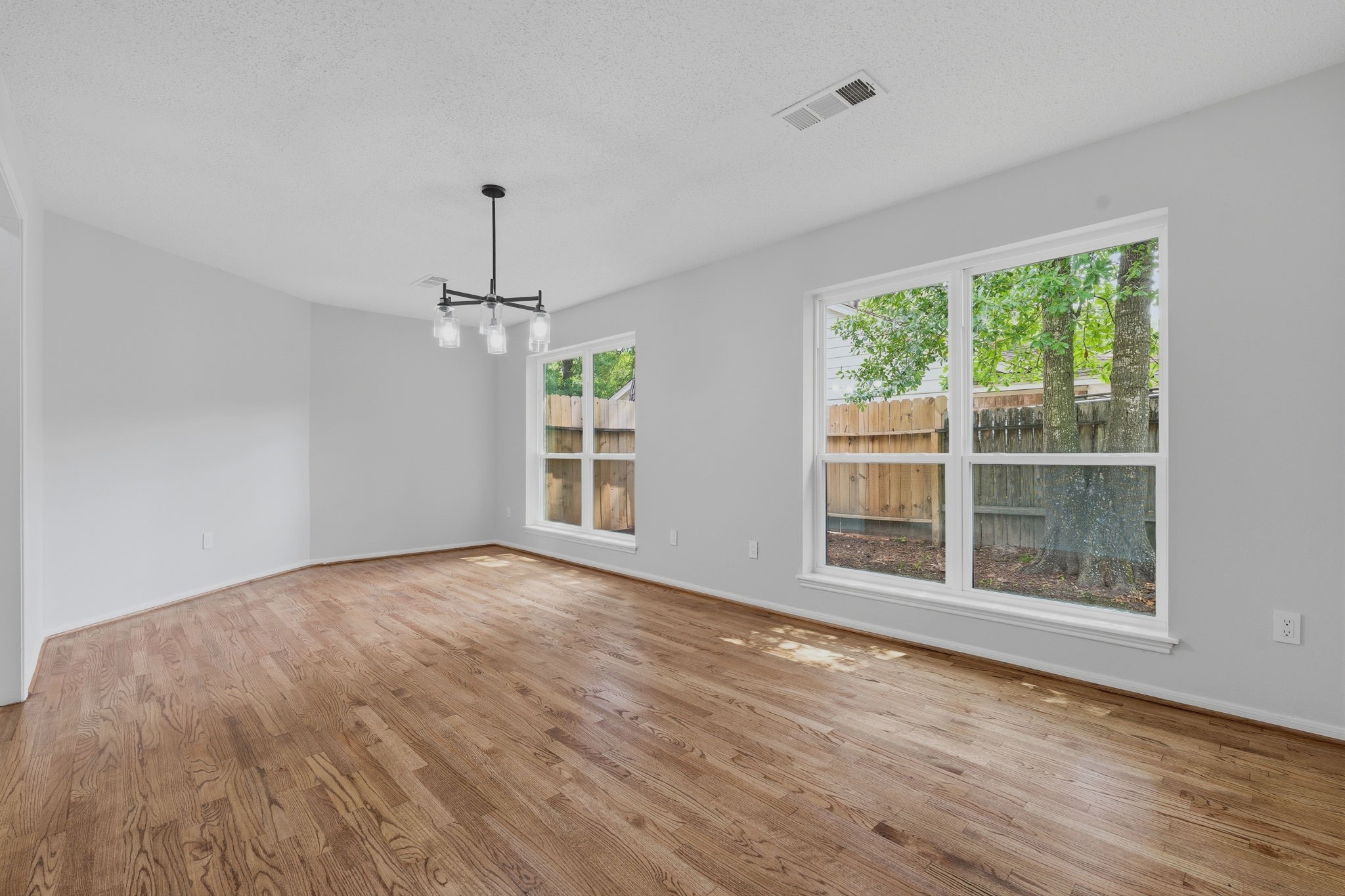 8122 Oak Moss Drive Property Photo 10