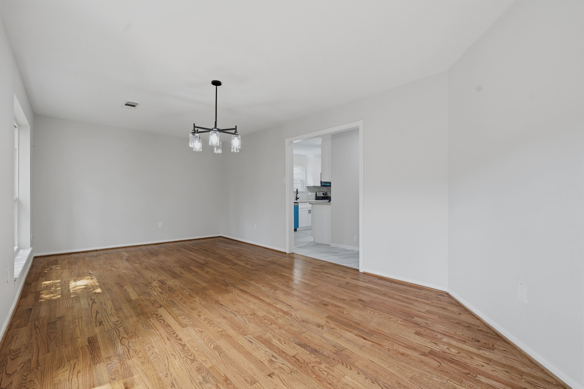 8122 Oak Moss Drive Property Photo 11