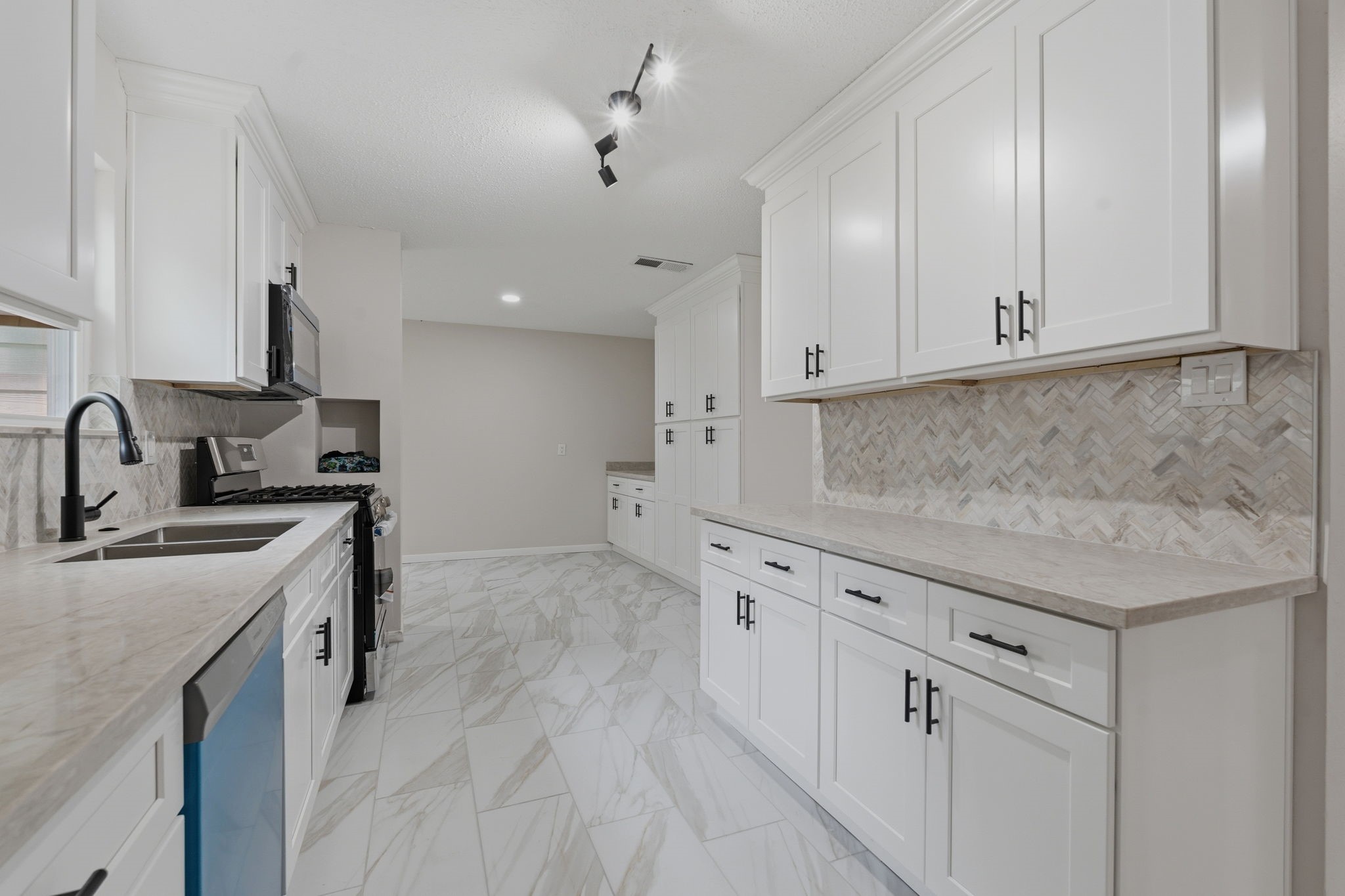 8122 Oak Moss Drive Property Photo 12