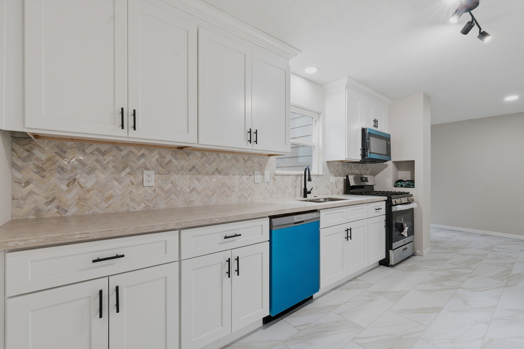 8122 Oak Moss Drive Property Photo 13