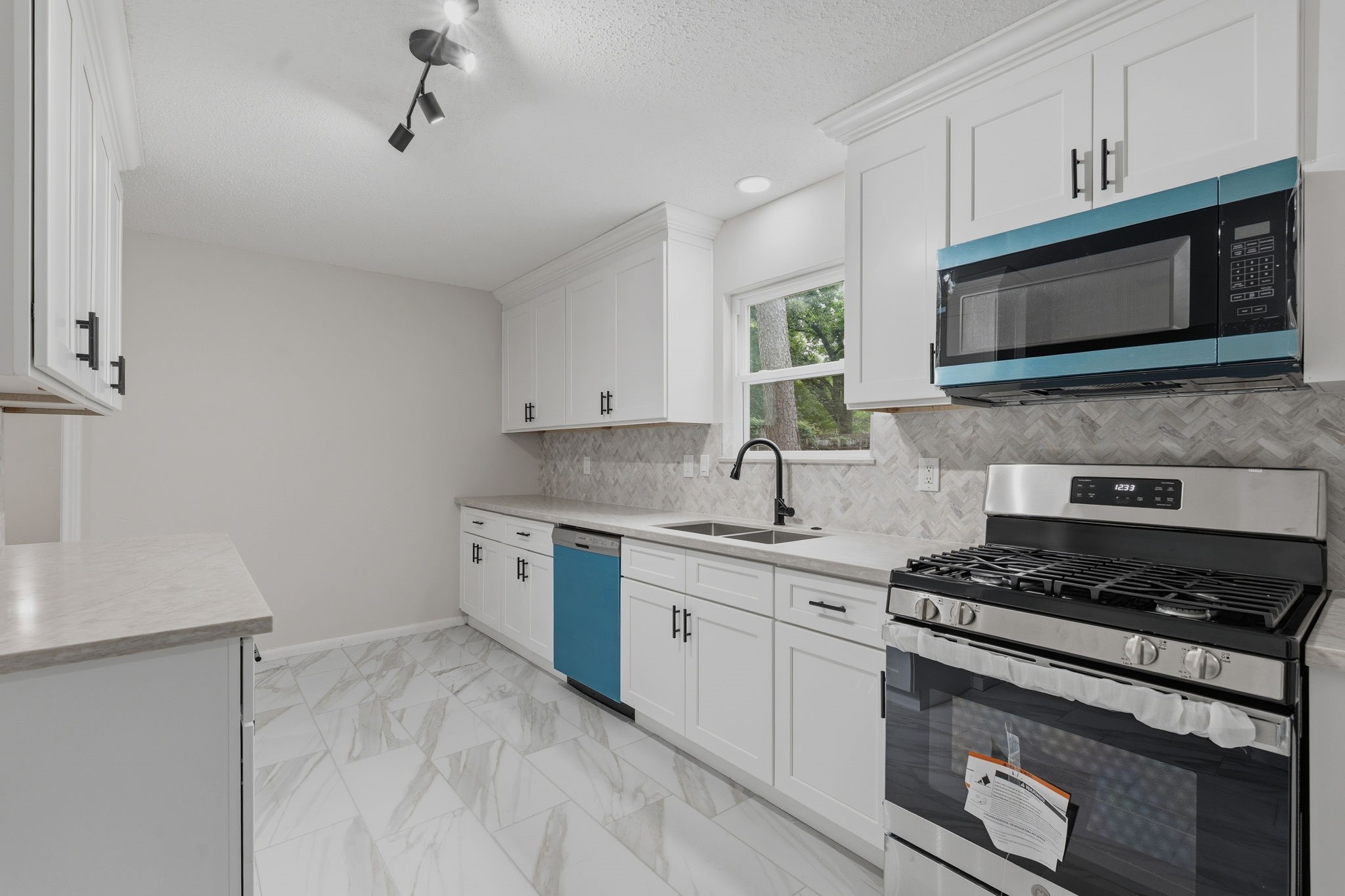 8122 Oak Moss Drive Property Photo 14