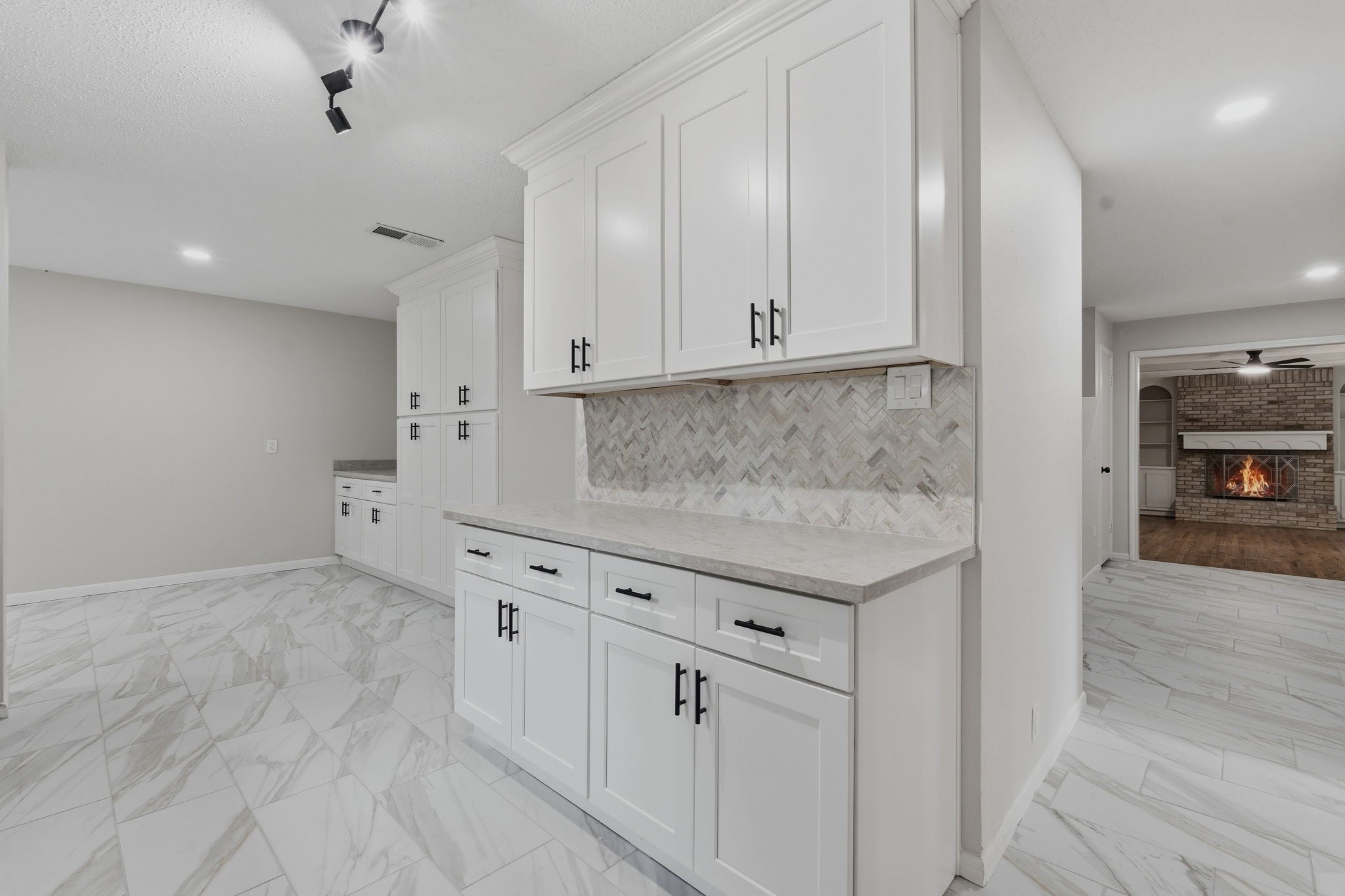 8122 Oak Moss Drive Property Photo 15