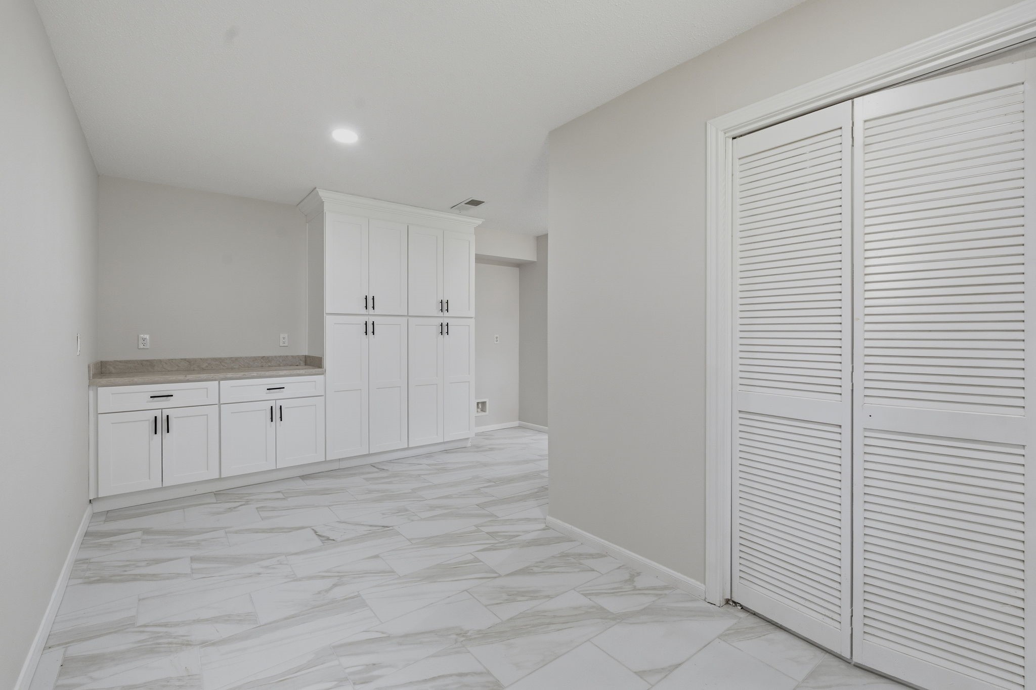 8122 Oak Moss Drive Property Photo 17