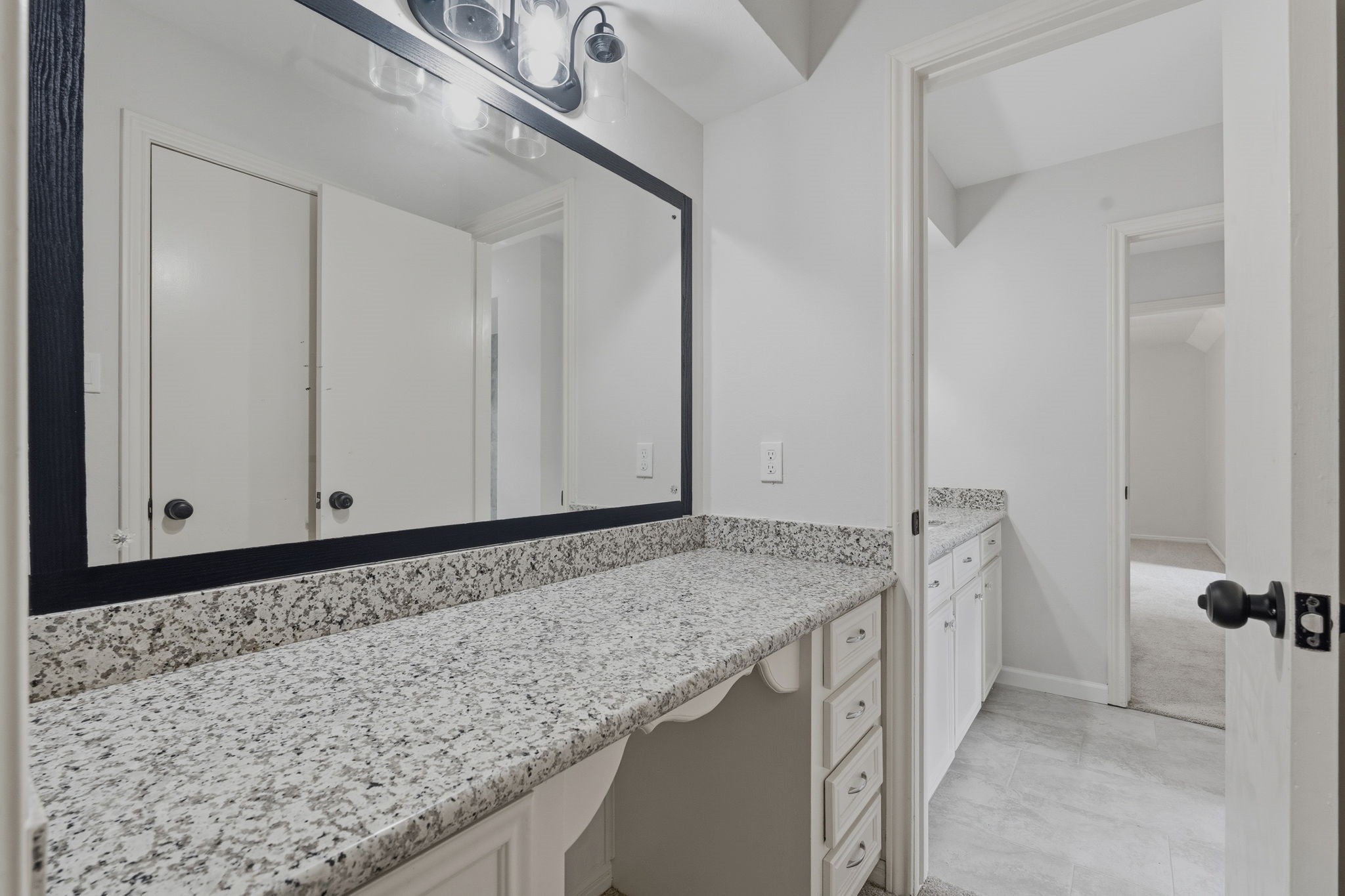 8122 Oak Moss Drive Property Photo 28