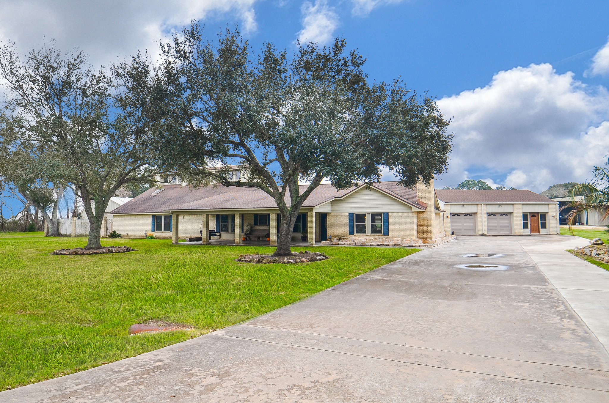 419 Western Acres Drive Property Photo 2