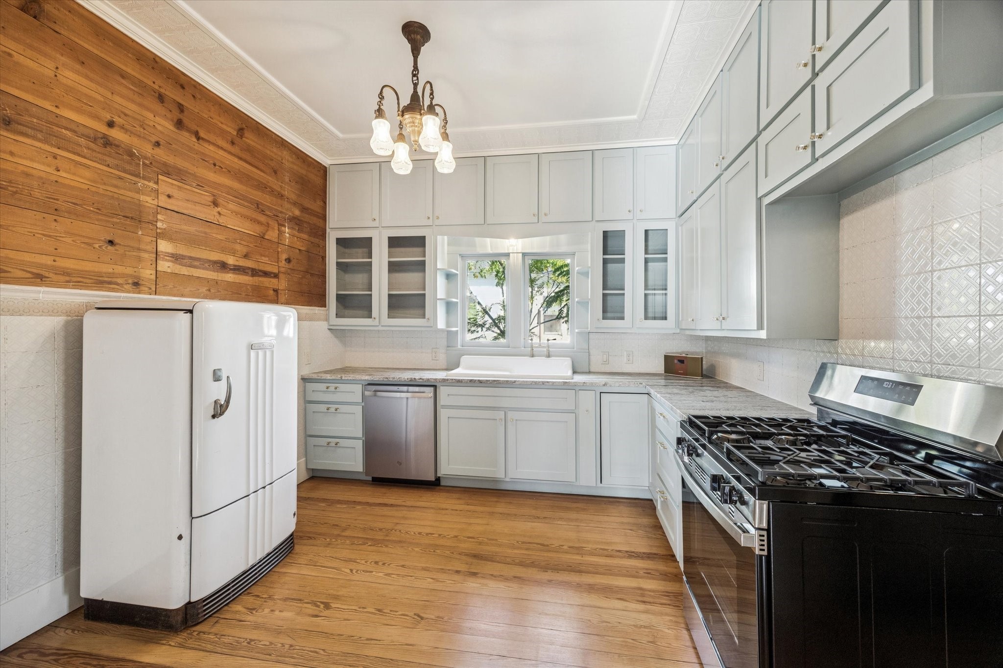 208 N Rusk Street Property Photo 5