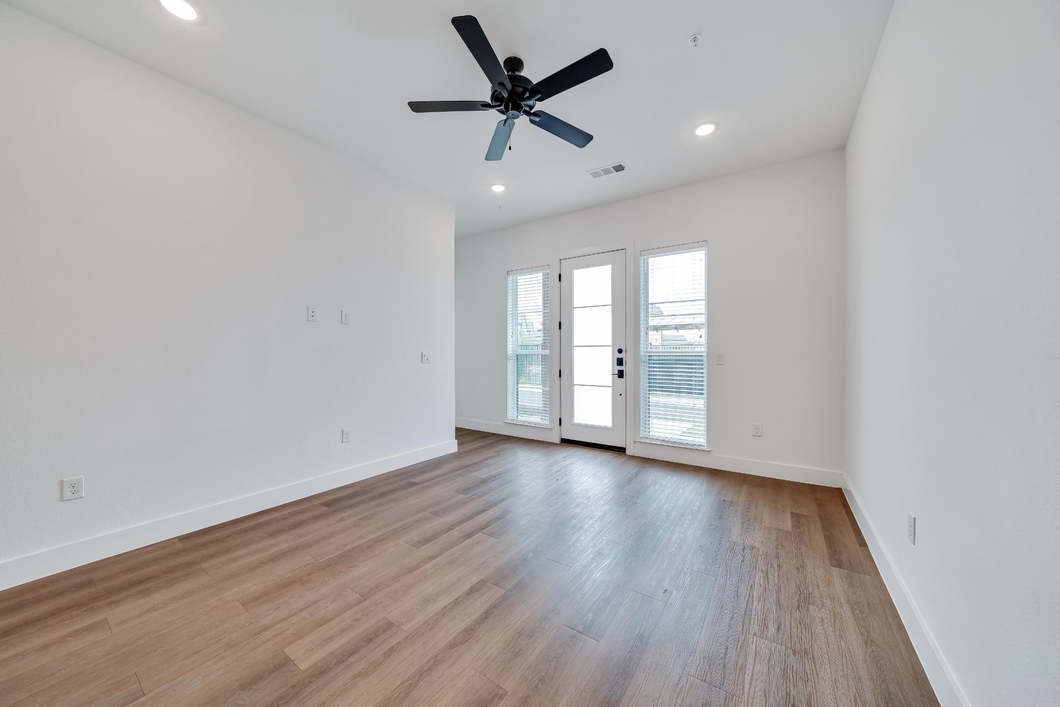 1601-207 Mustang Drive Property Photo 3