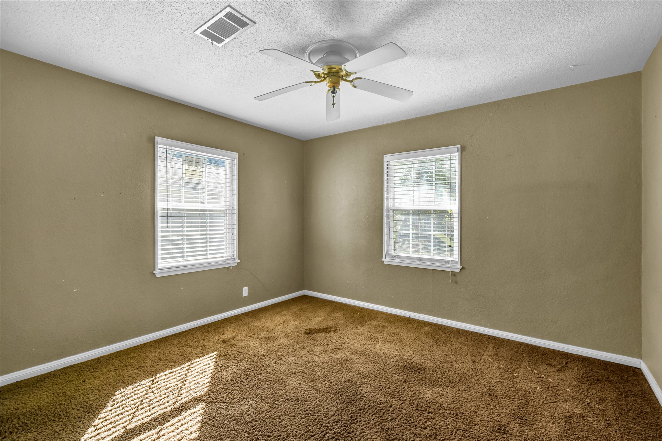 908 Robinhood Lane Property Photo 28