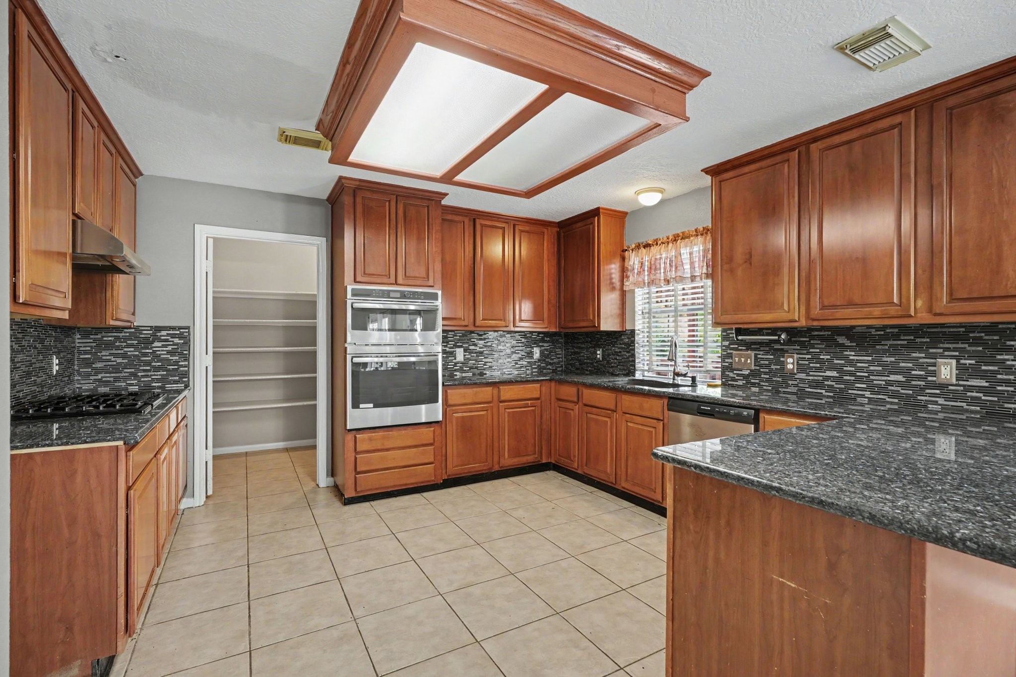 526 Oak Briar Drive Property Photo 6