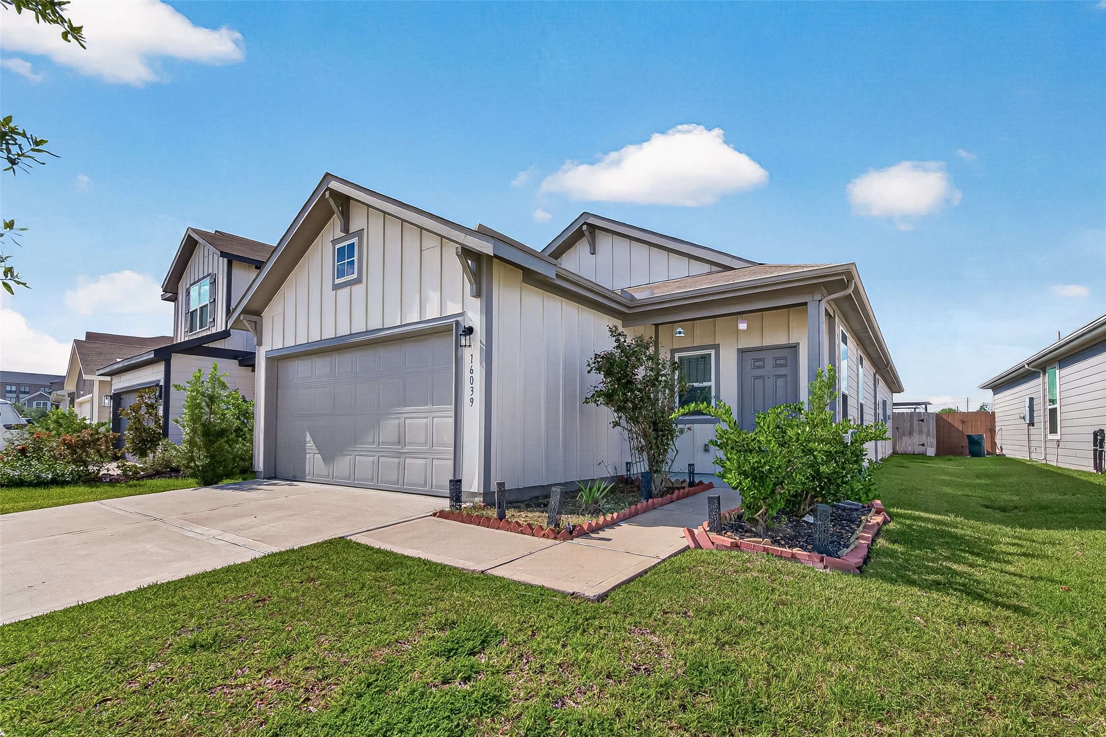 16039 Kingfield Haven Drive Property Photo 2