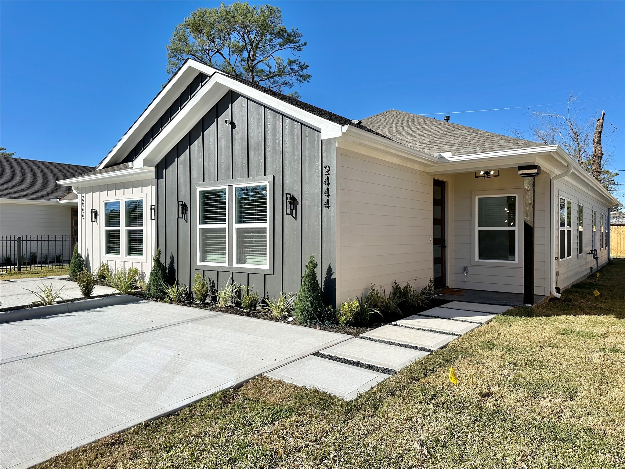 2444 Carmel Street B Property Photo 2