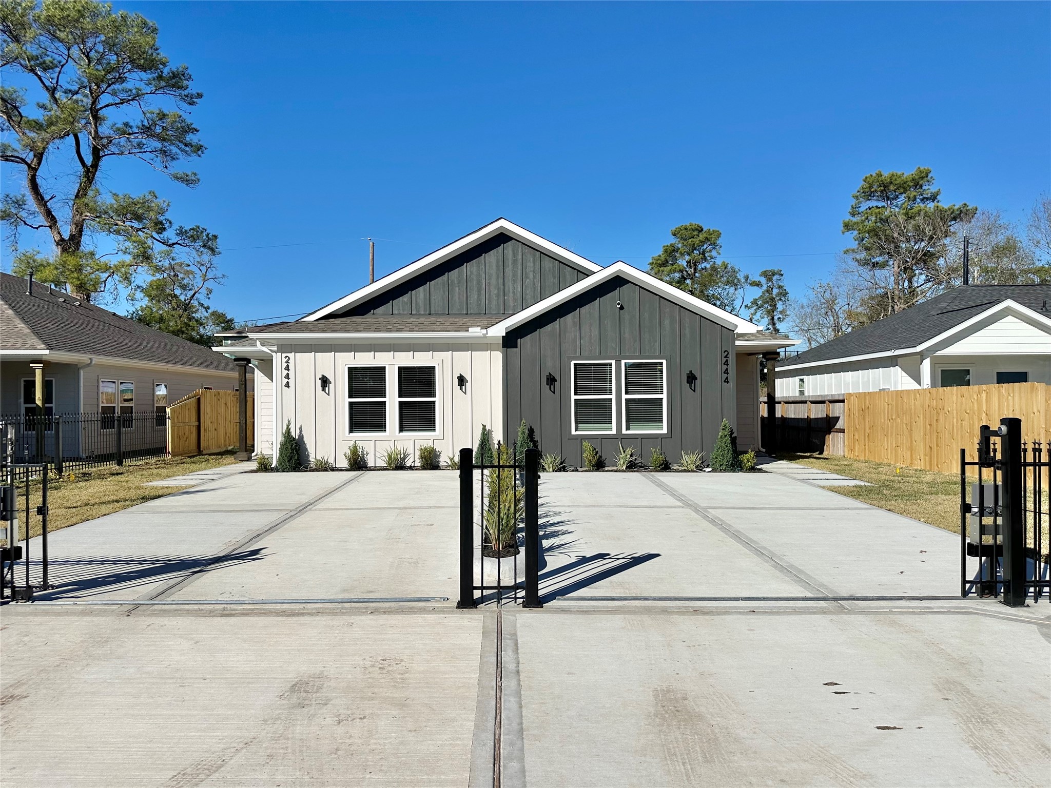 2444 Carmel Street B Property Photo 3