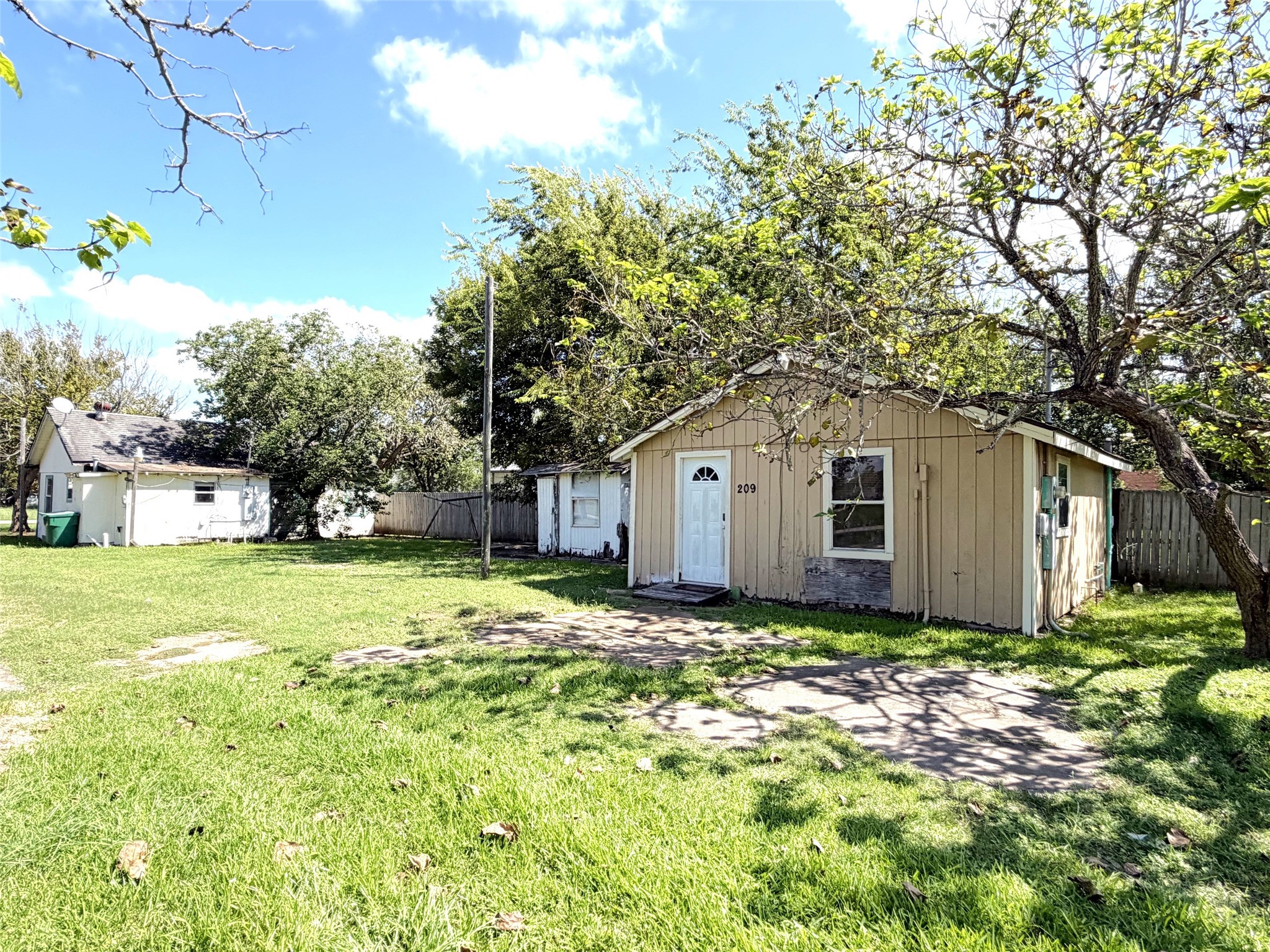 209 S Avenue C Property Photo 1