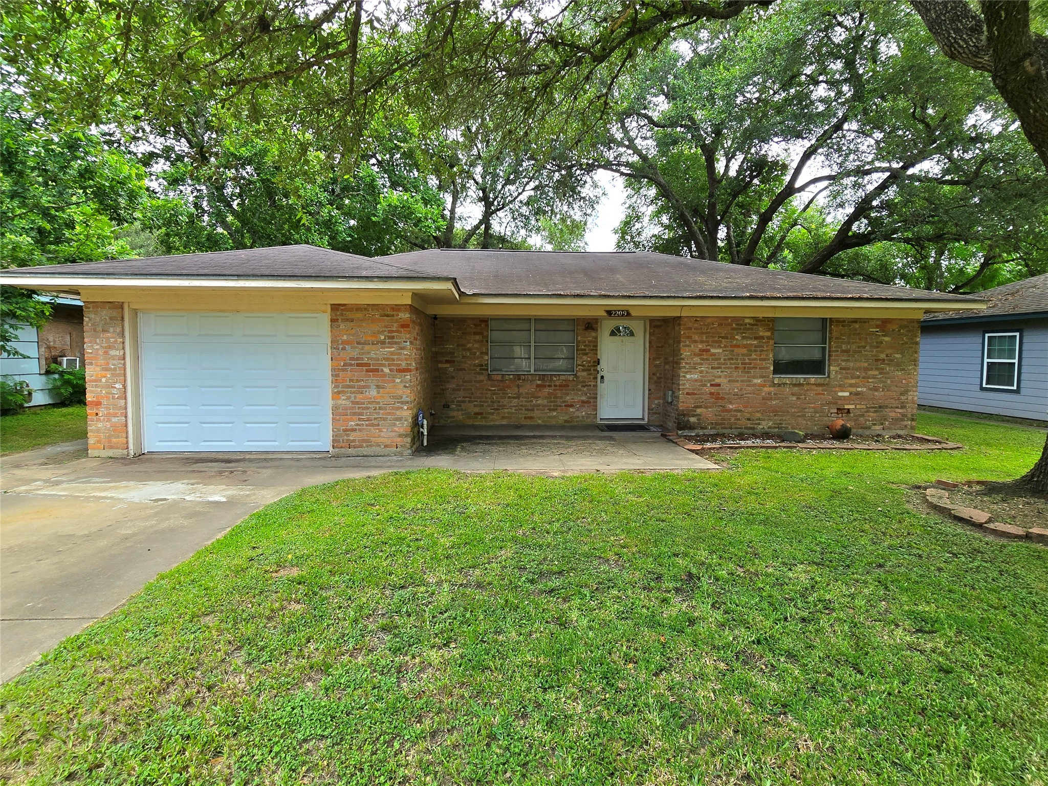 2209 Linwood Lane