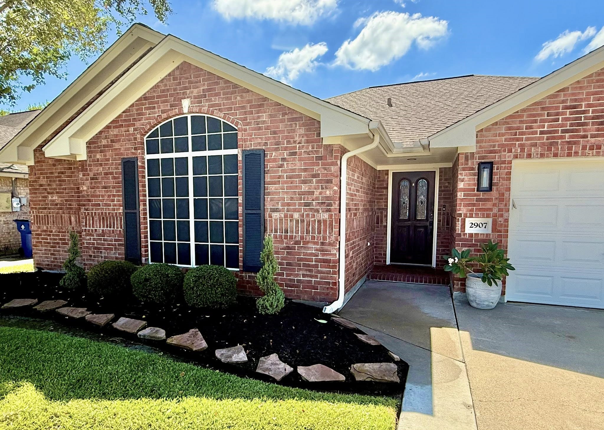 2907 30th Ave N Property Photo 3