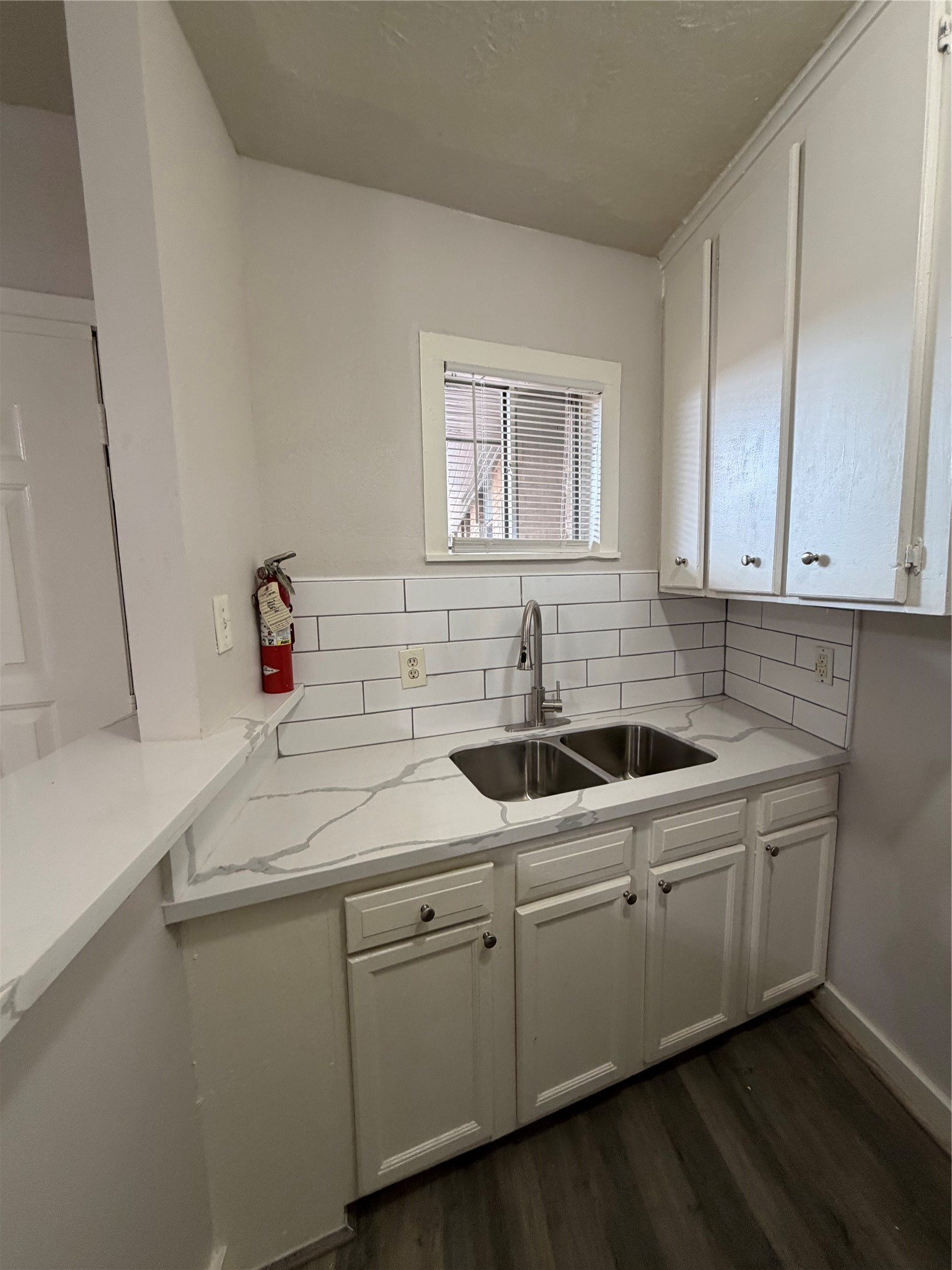 4811 Oakland Street 10 Property Photo 7