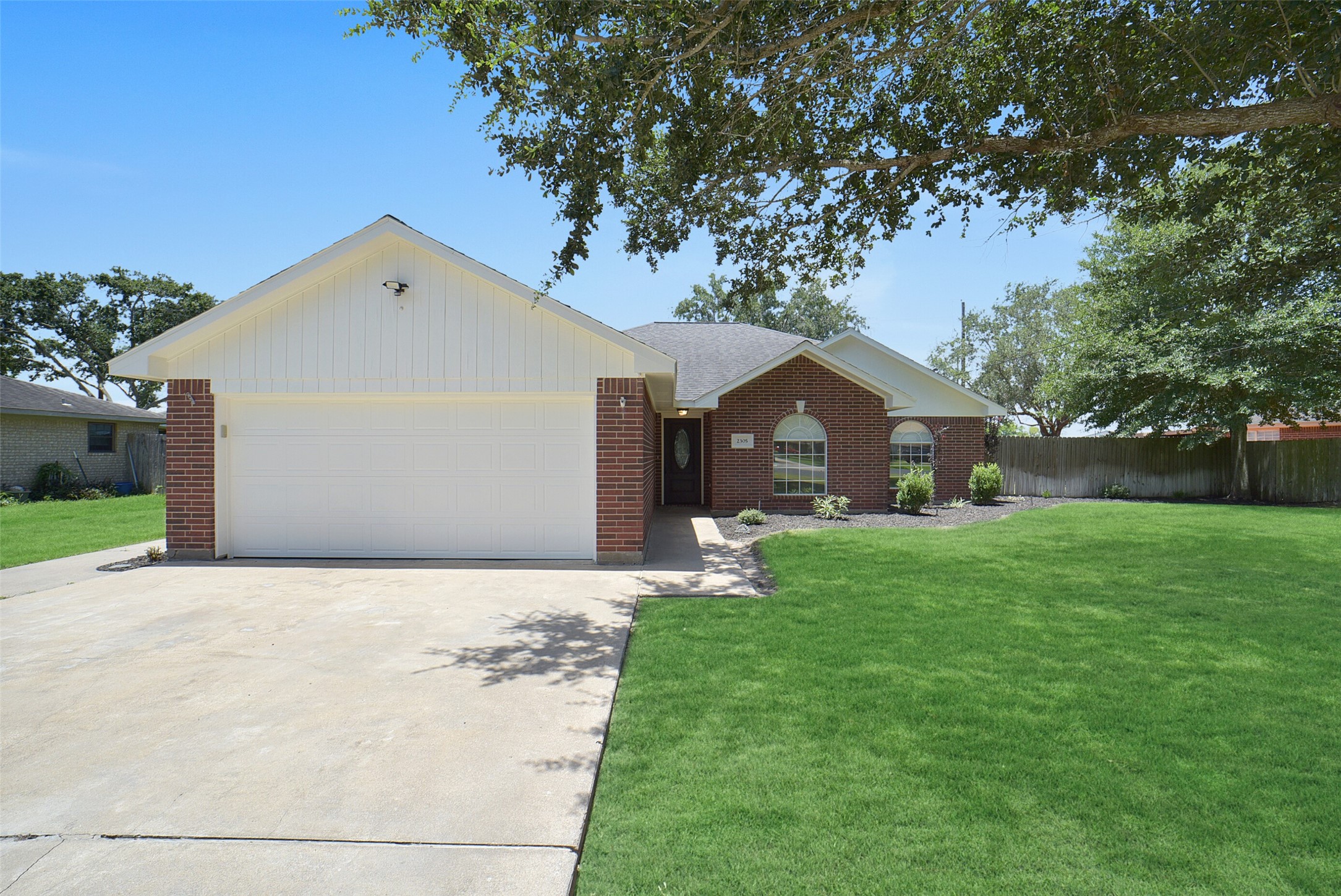 2305 Sue Street Property Photo 1