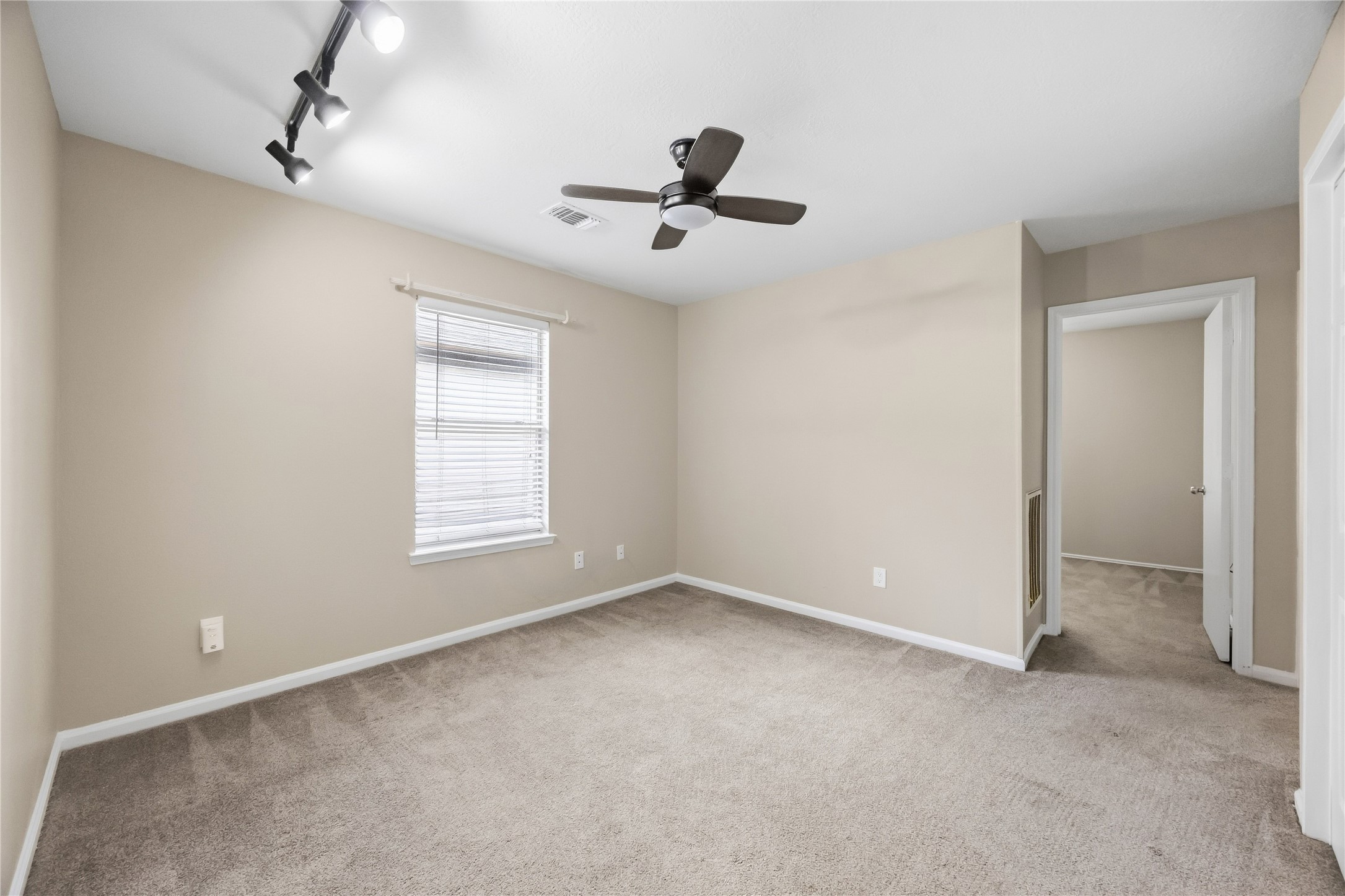 802 Oak West Drive Property Photo 8