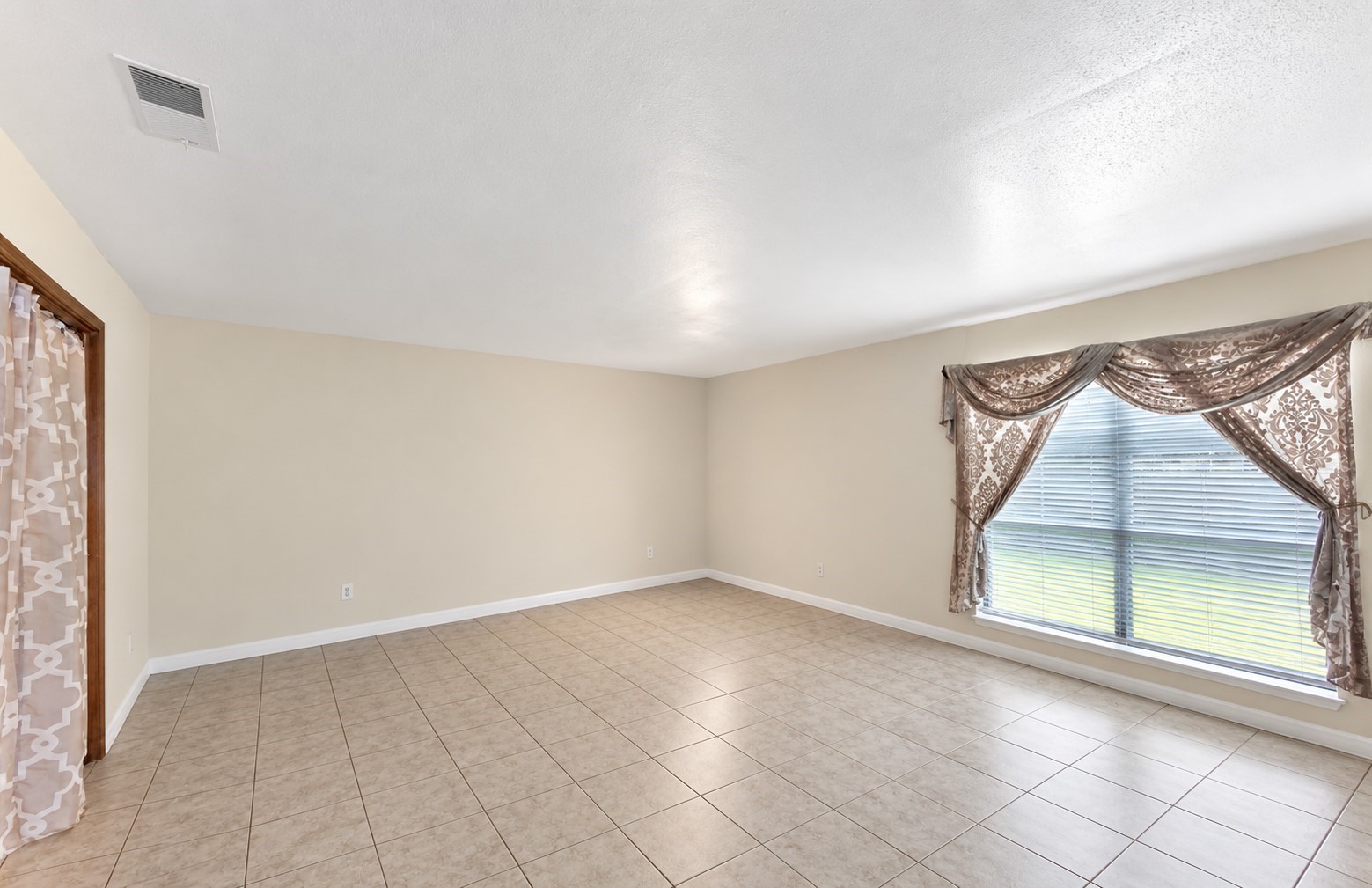 13307 Robinglen Drive Property Photo 6