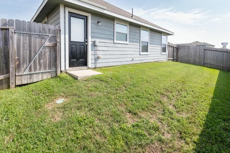 19411 Plantation Maple Property Photo 2