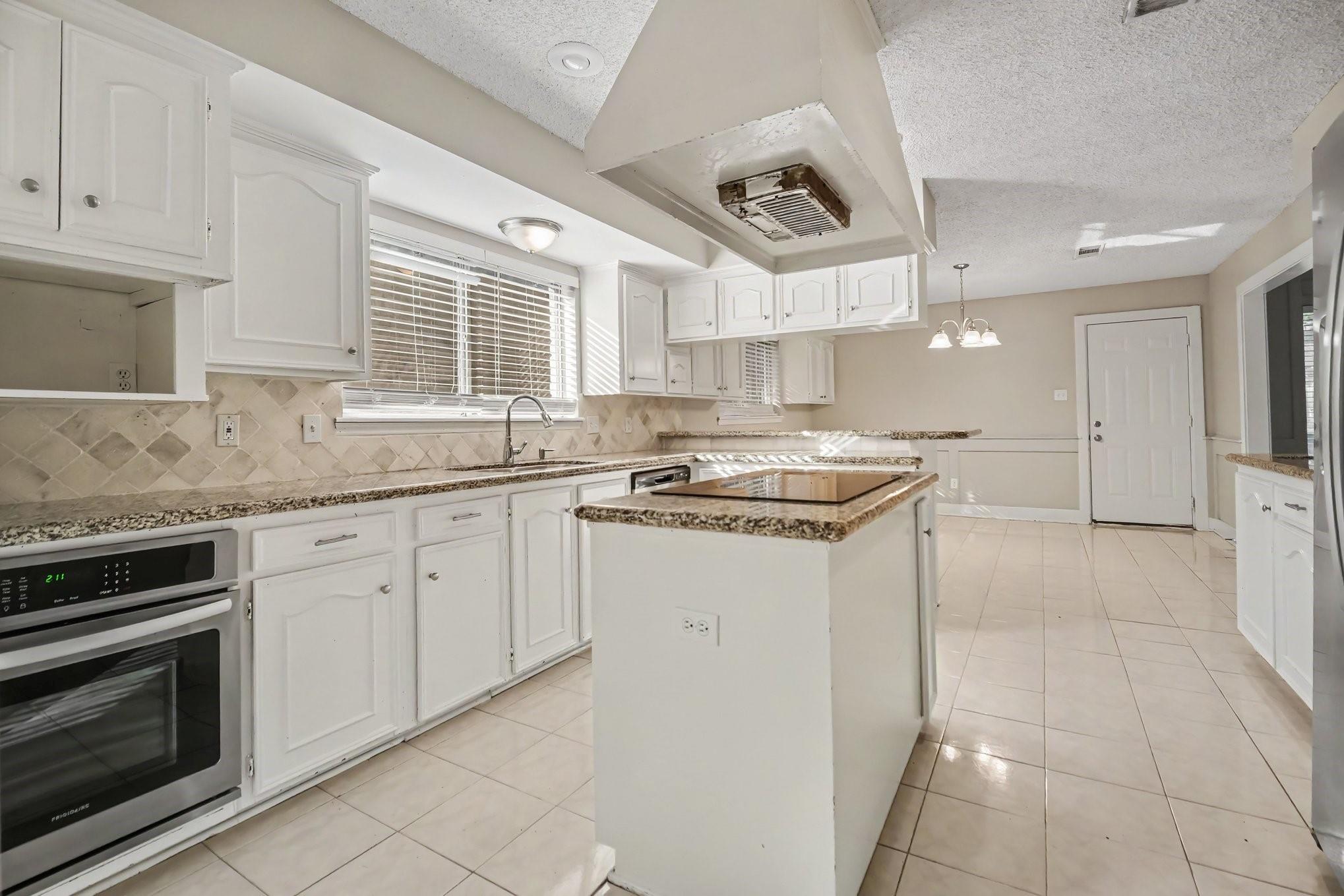 12614 Rocky Hill Drive Property Photo 7