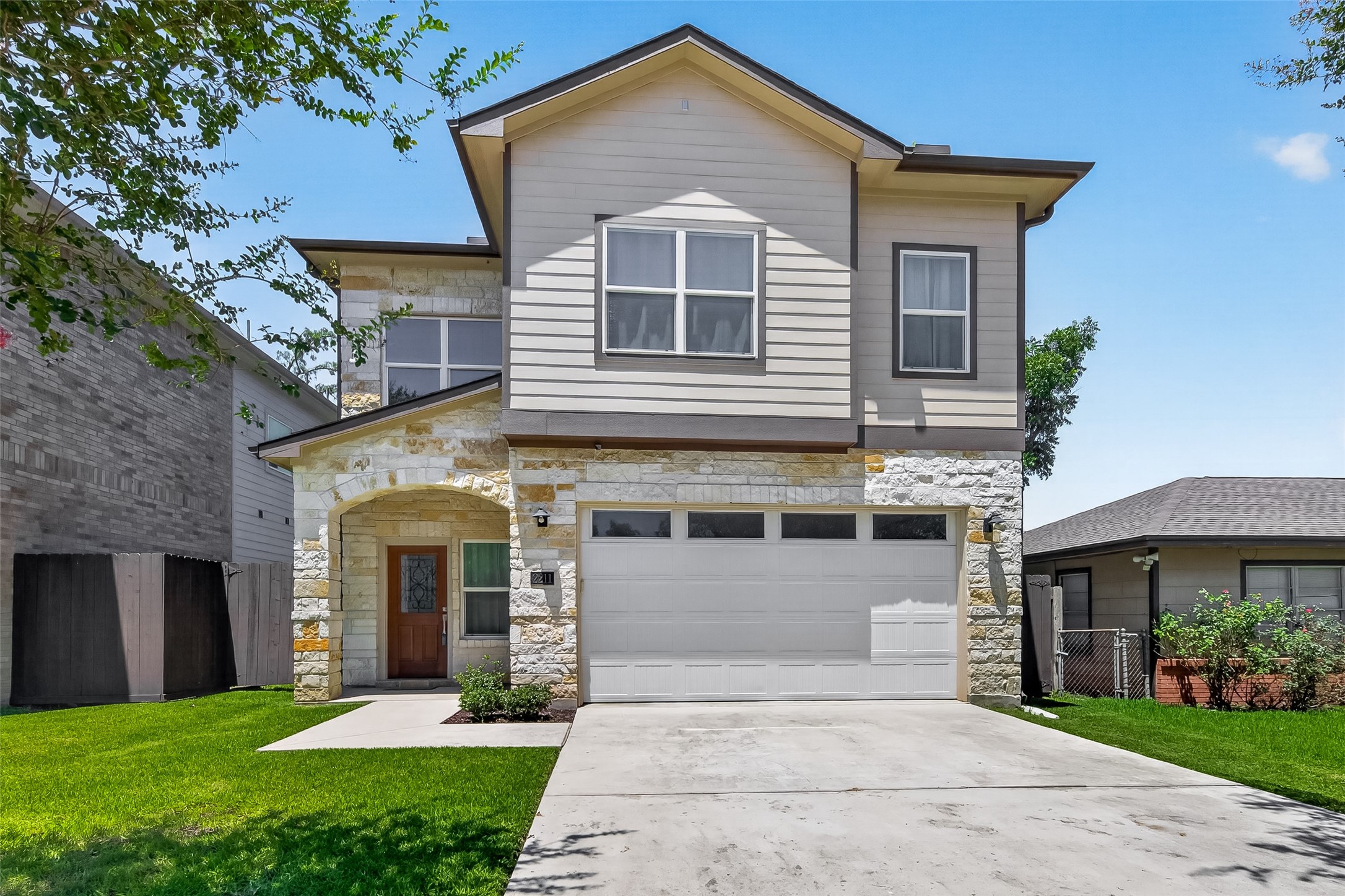 2211 Silverbonnet Street Property Photo 1