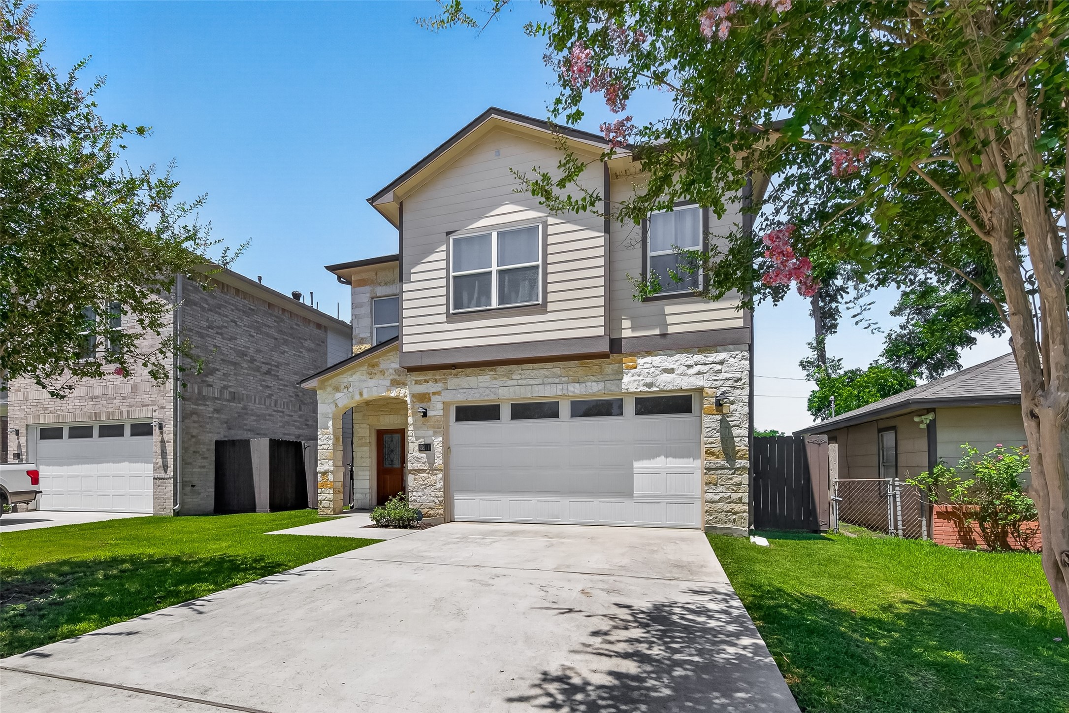2211 Silverbonnet Street Property Photo 3