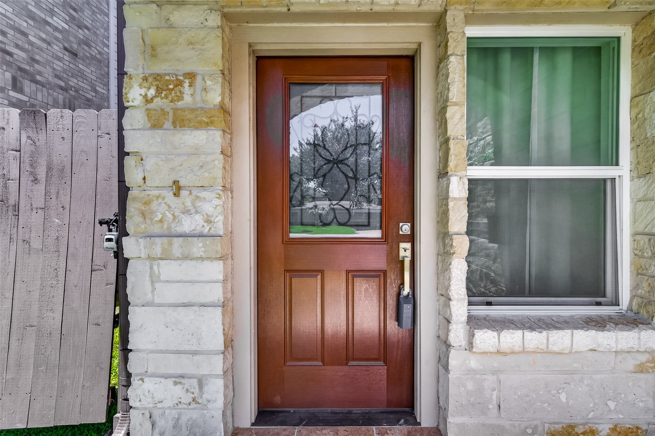 2211 Silverbonnet Street Property Photo 4