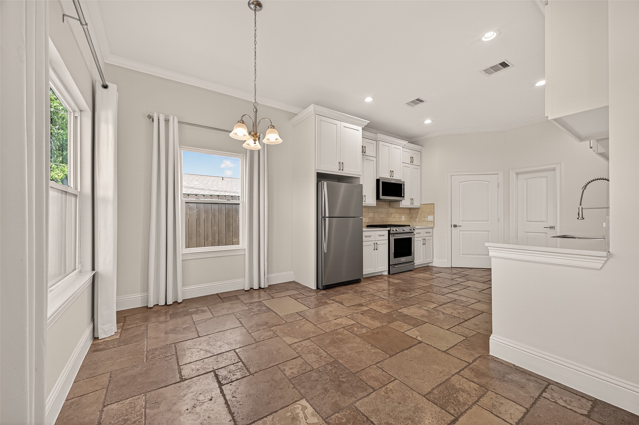 2211 Silverbonnet Street Property Photo 11