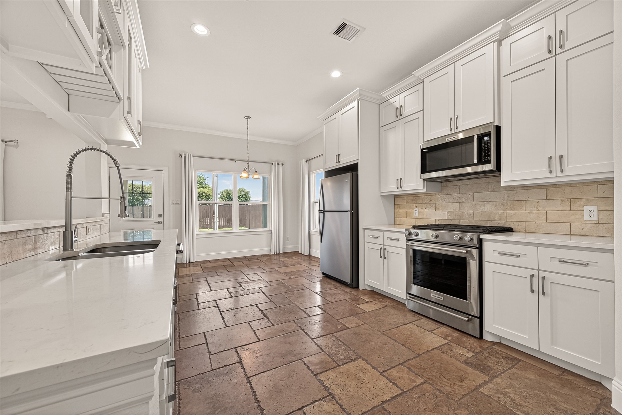 2211 Silverbonnet Street Property Photo 15