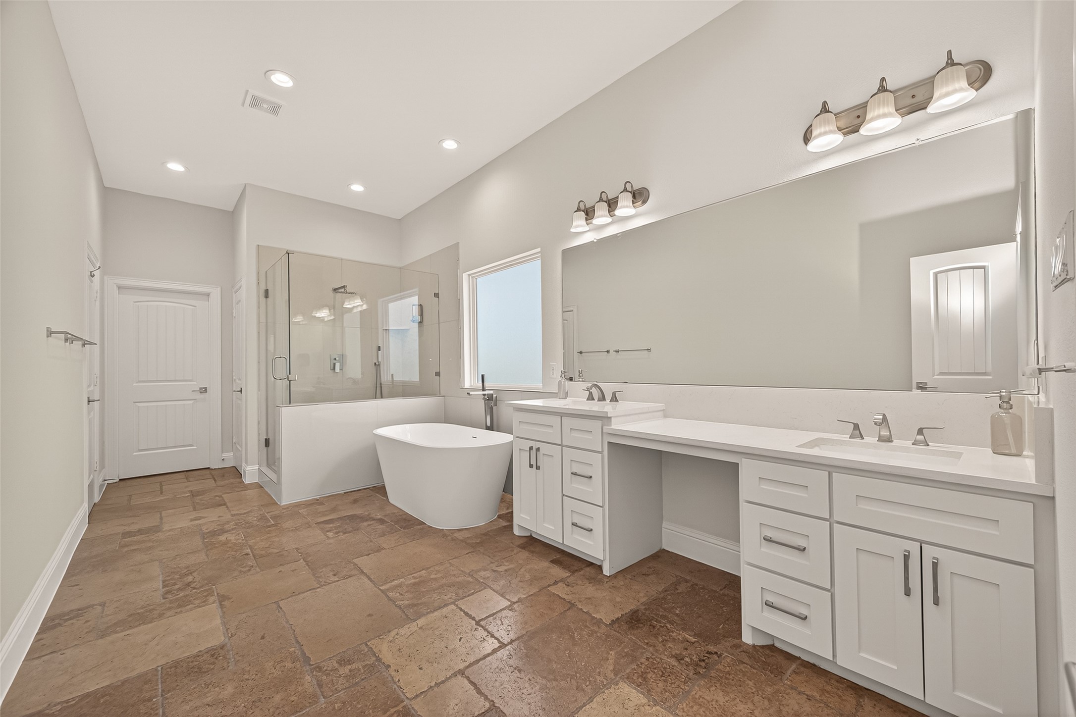 2211 Silverbonnet Street Property Photo 31