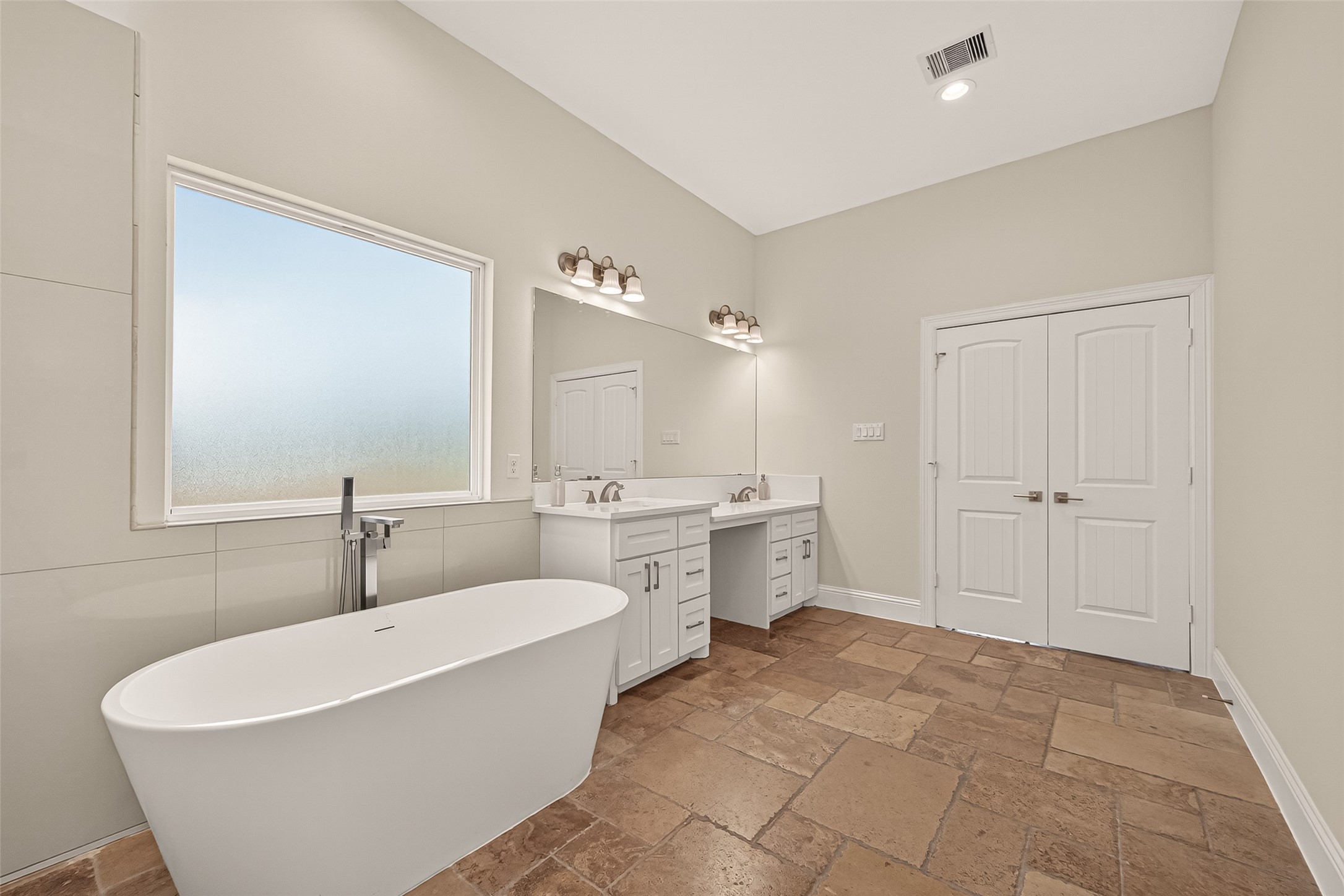 2211 Silverbonnet Street Property Photo 33
