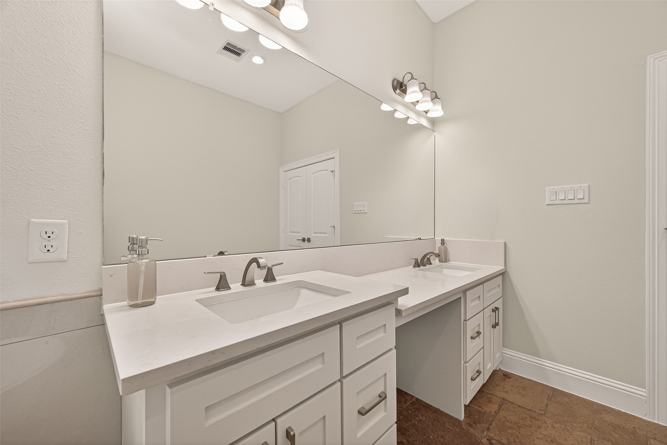 2211 Silverbonnet Street Property Photo 34