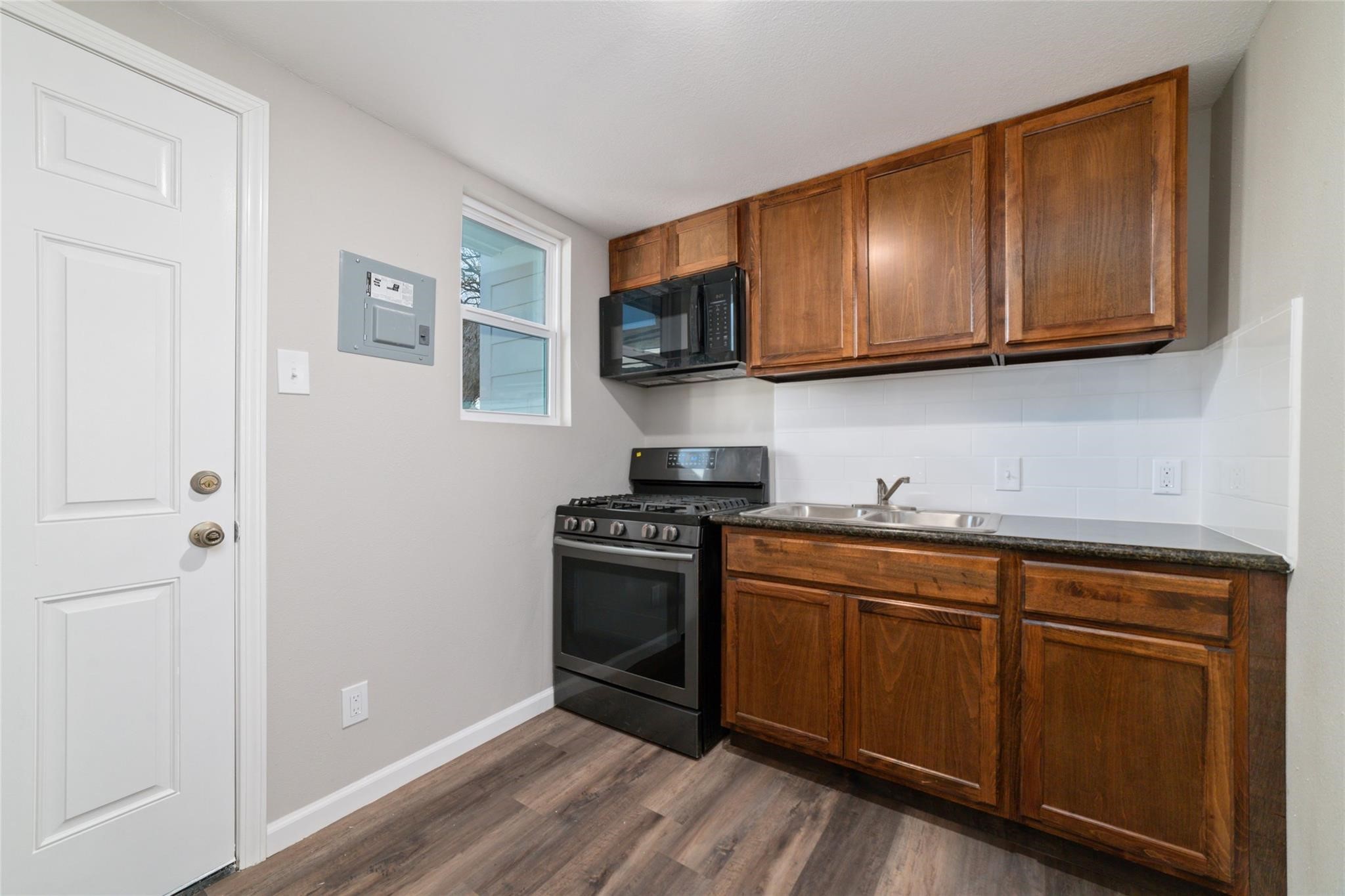 800 E Adoue Street 1/2 Property Photo 2
