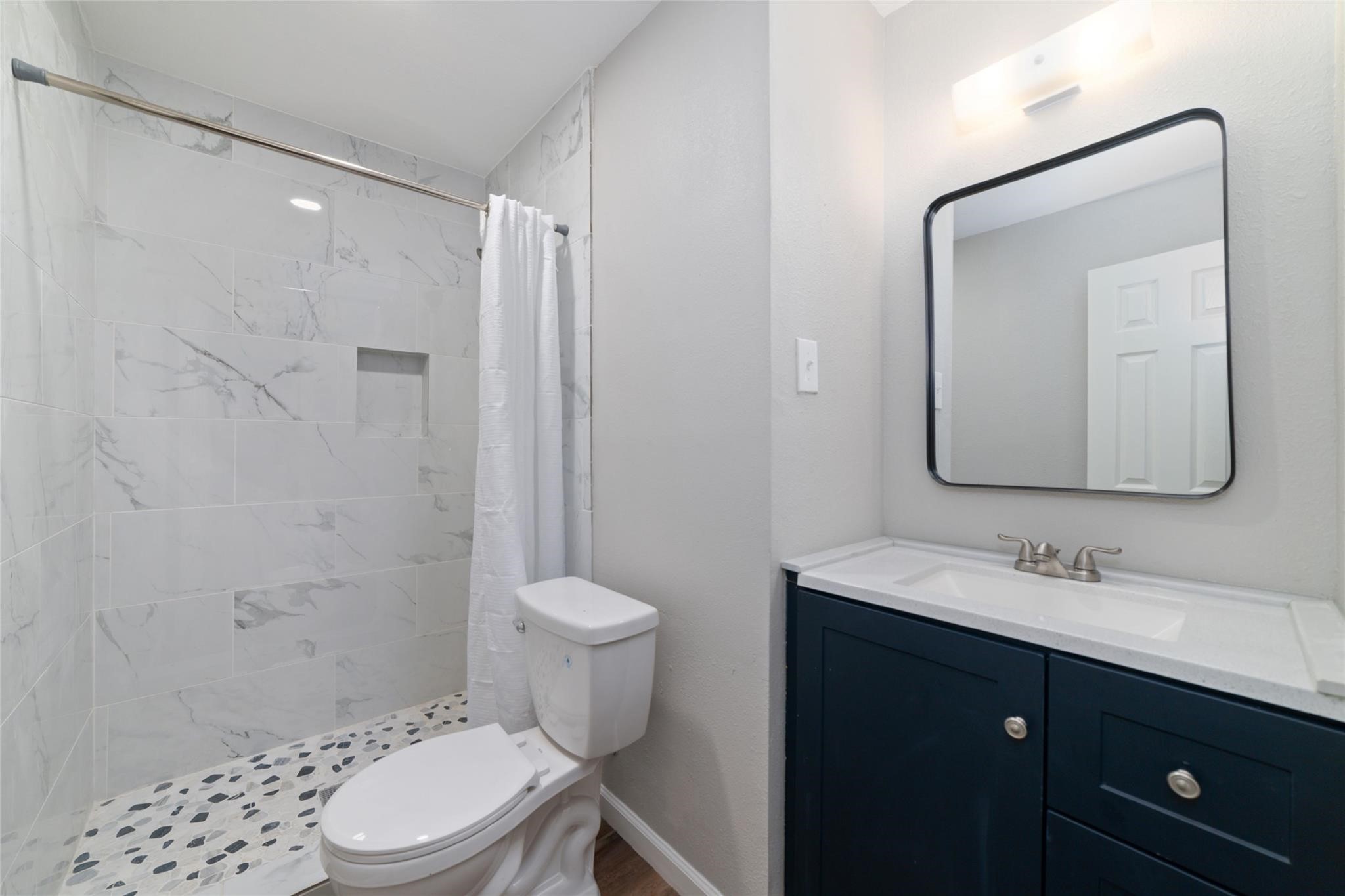 800 E Adoue Street 1/2 Property Photo 3