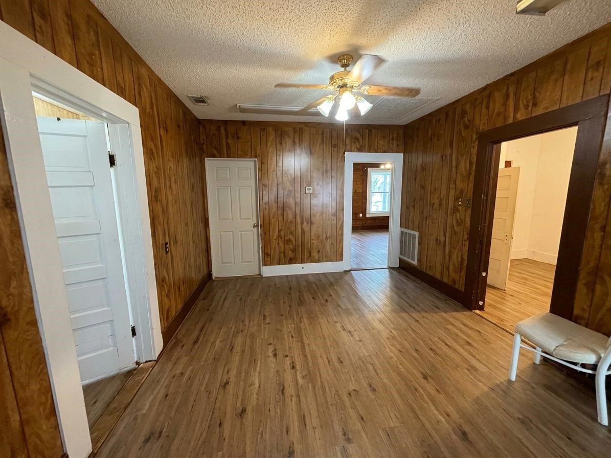 504 N Milam Avenue Property Photo 5