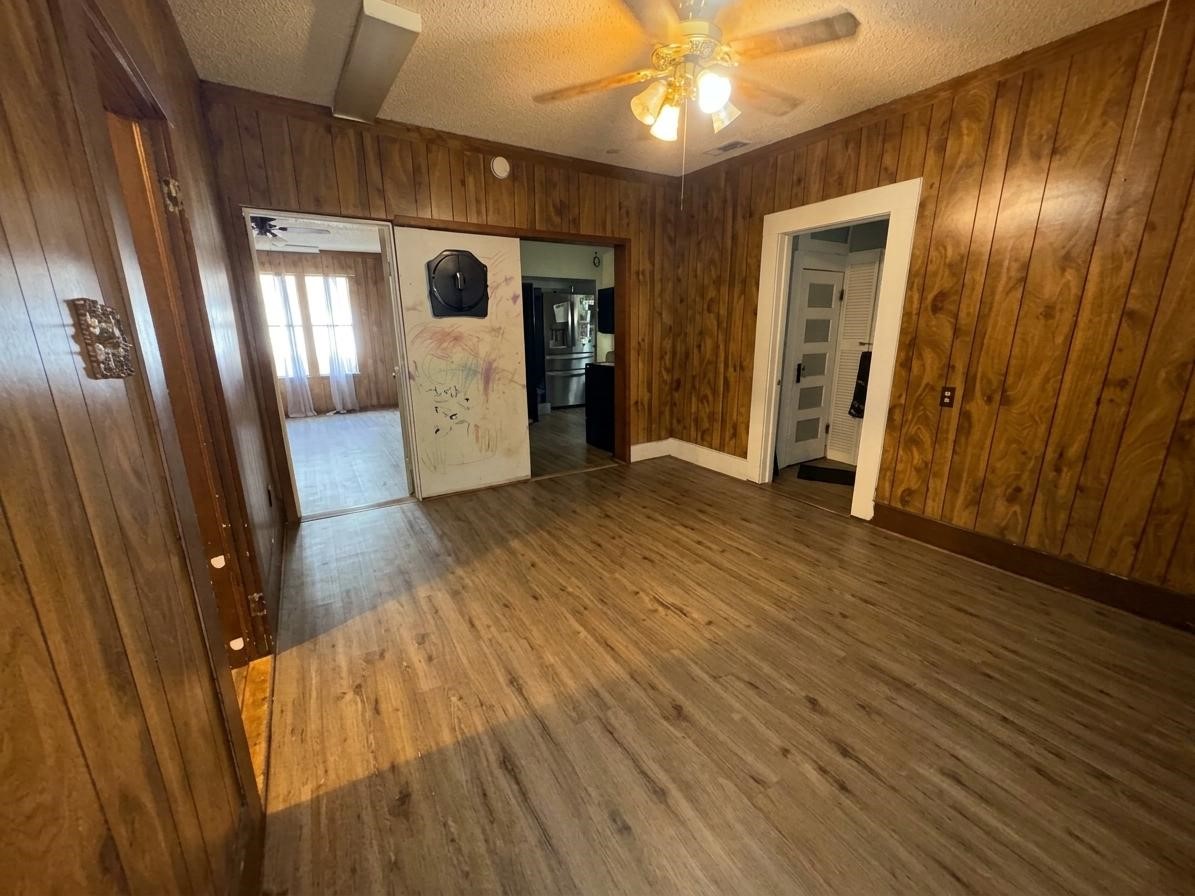 504 N Milam Avenue Property Photo 6
