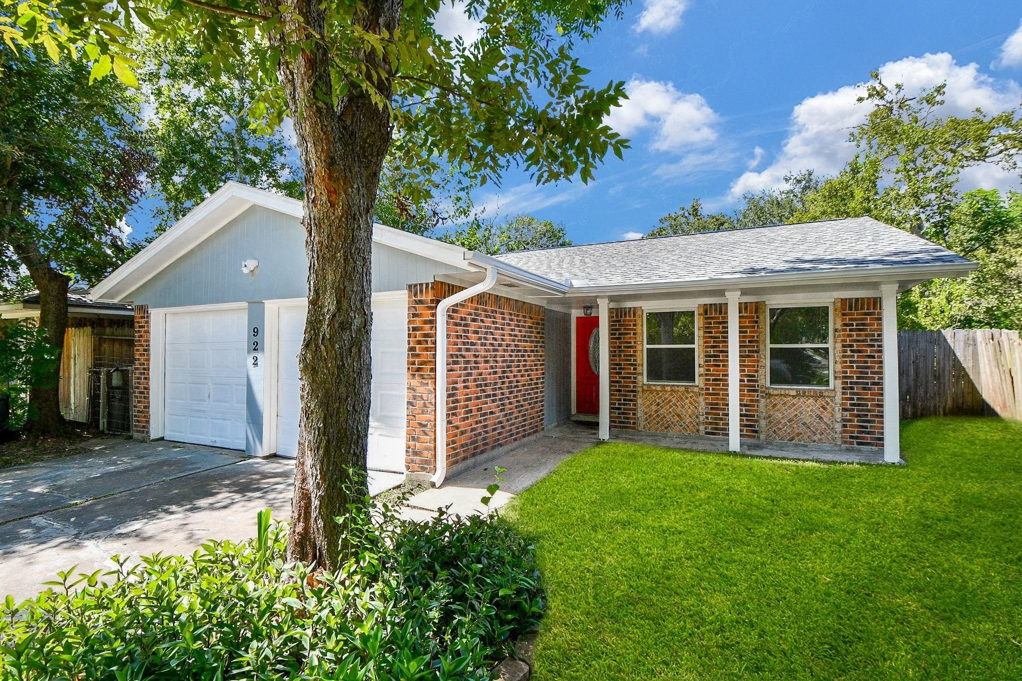 922 Bacliff Drive Property Photo 1