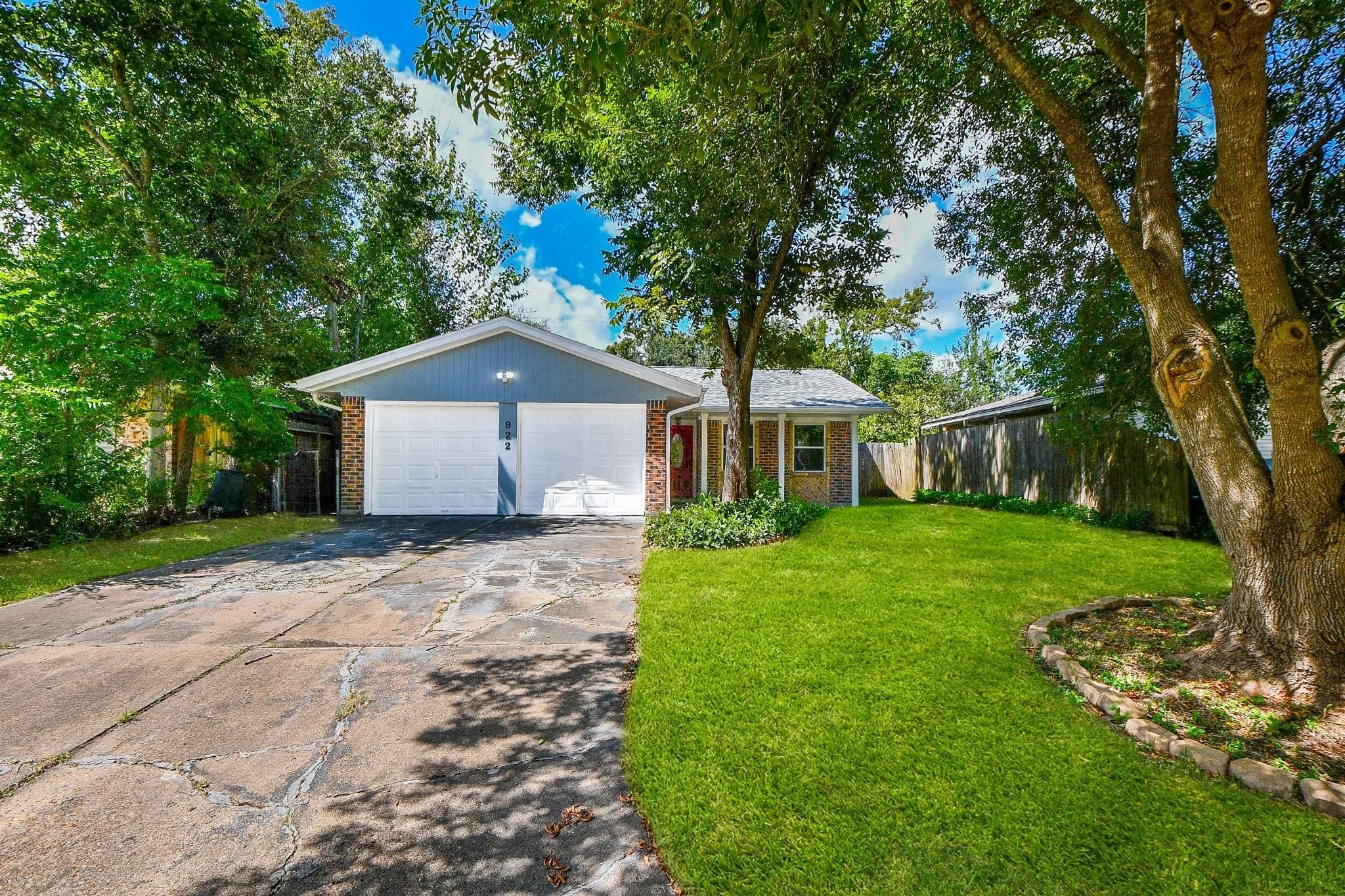 922 Bacliff Drive Property Photo 3