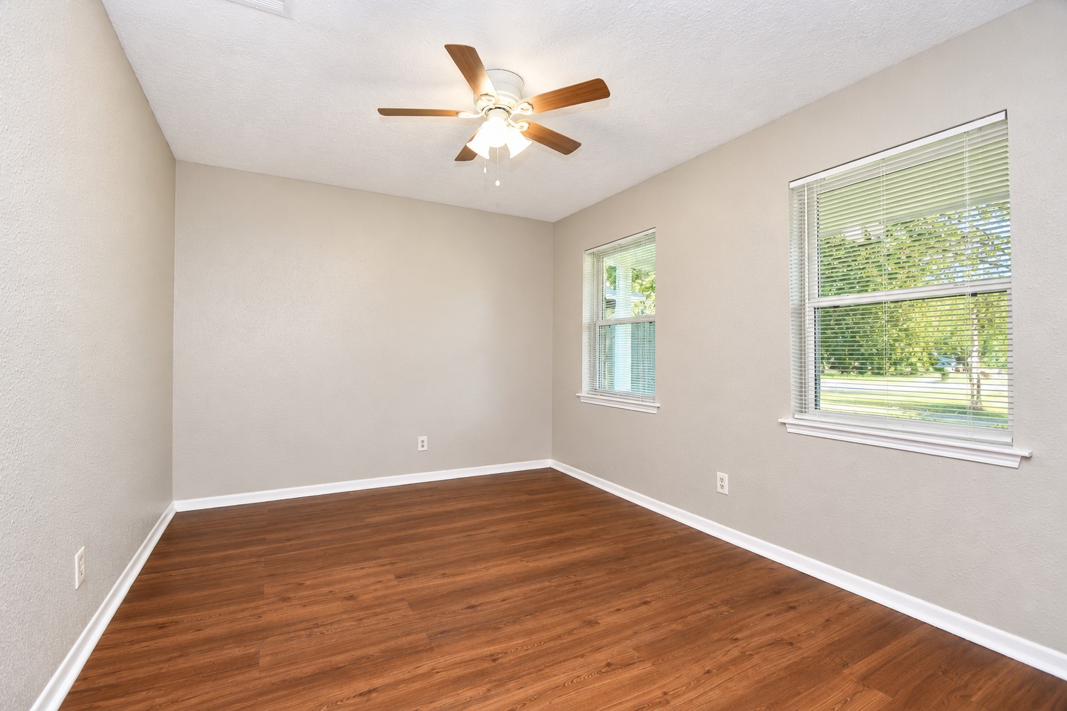 922 Bacliff Drive Property Photo 11