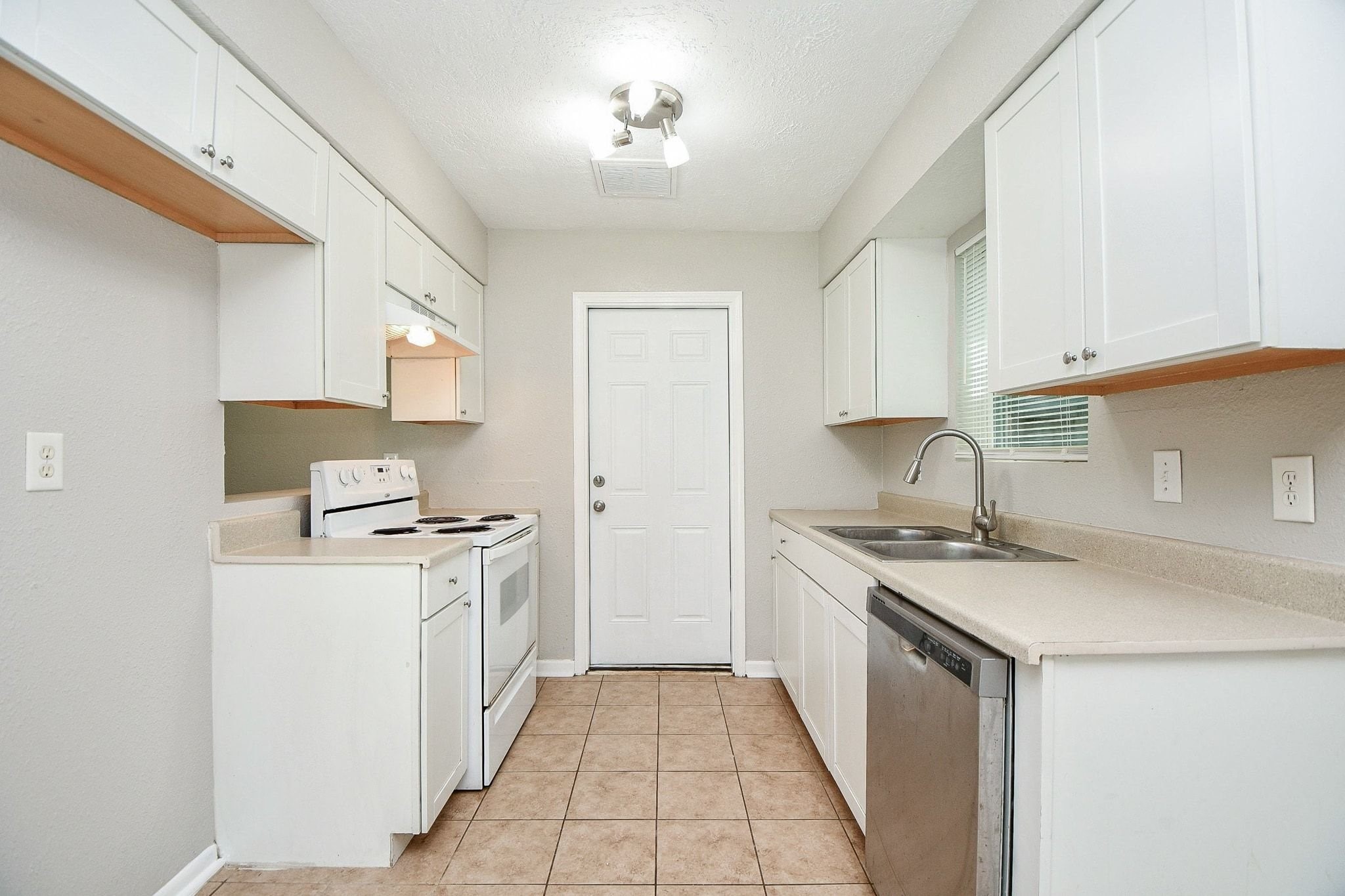 922 Bacliff Drive Property Photo 16