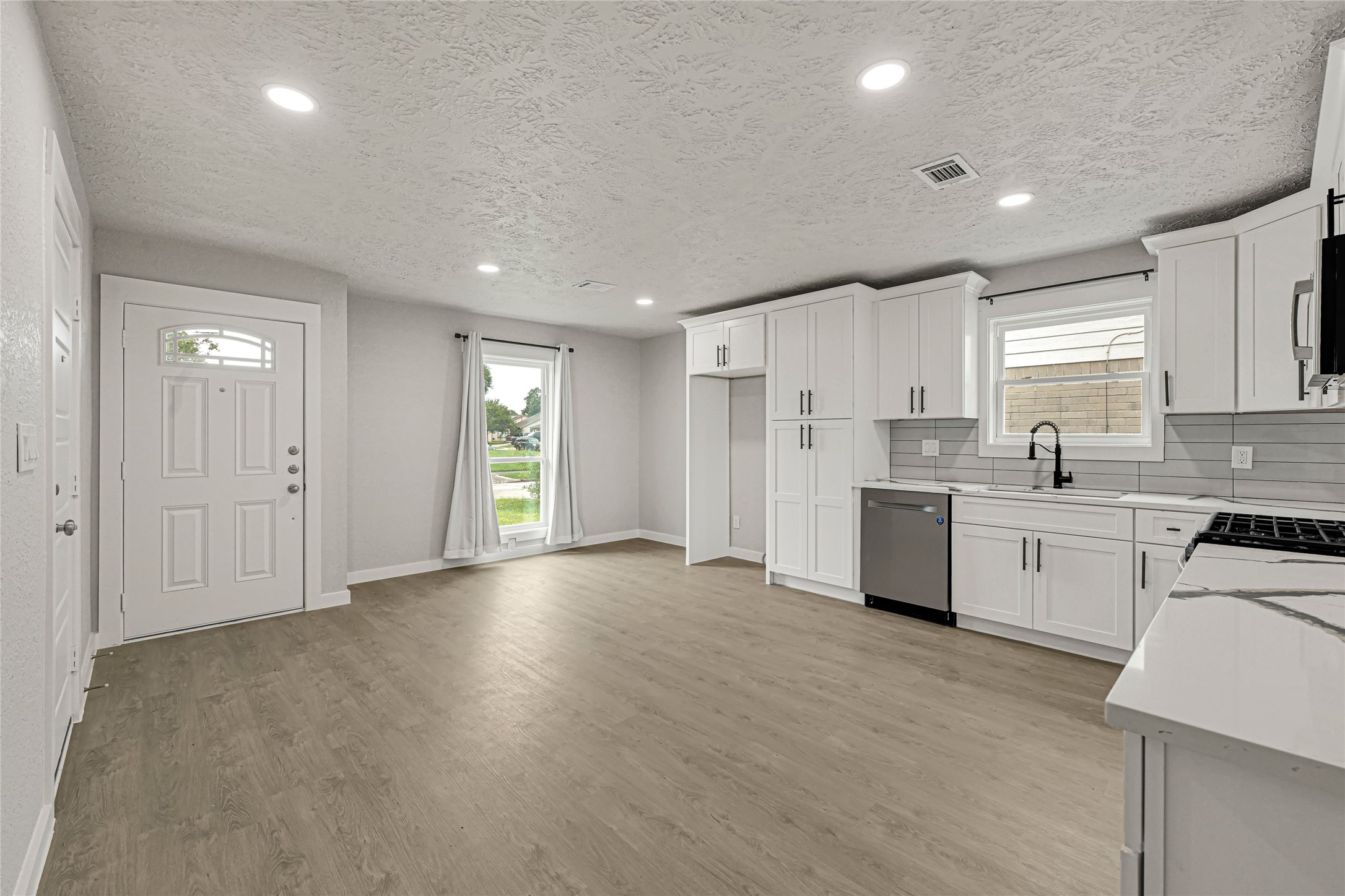 15322 Bedford Glen Drive Property Photo 4