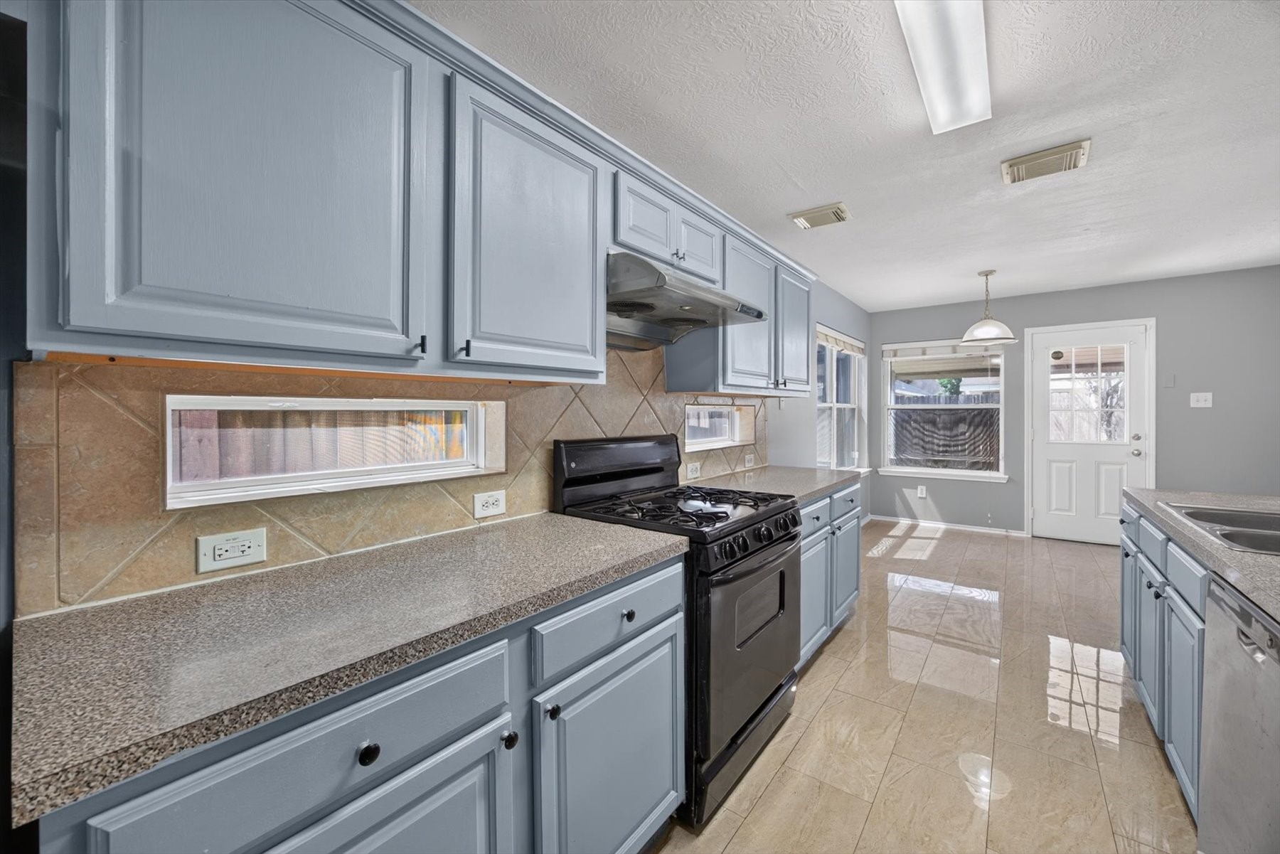 1426 Zinnia Road Property Photo 9